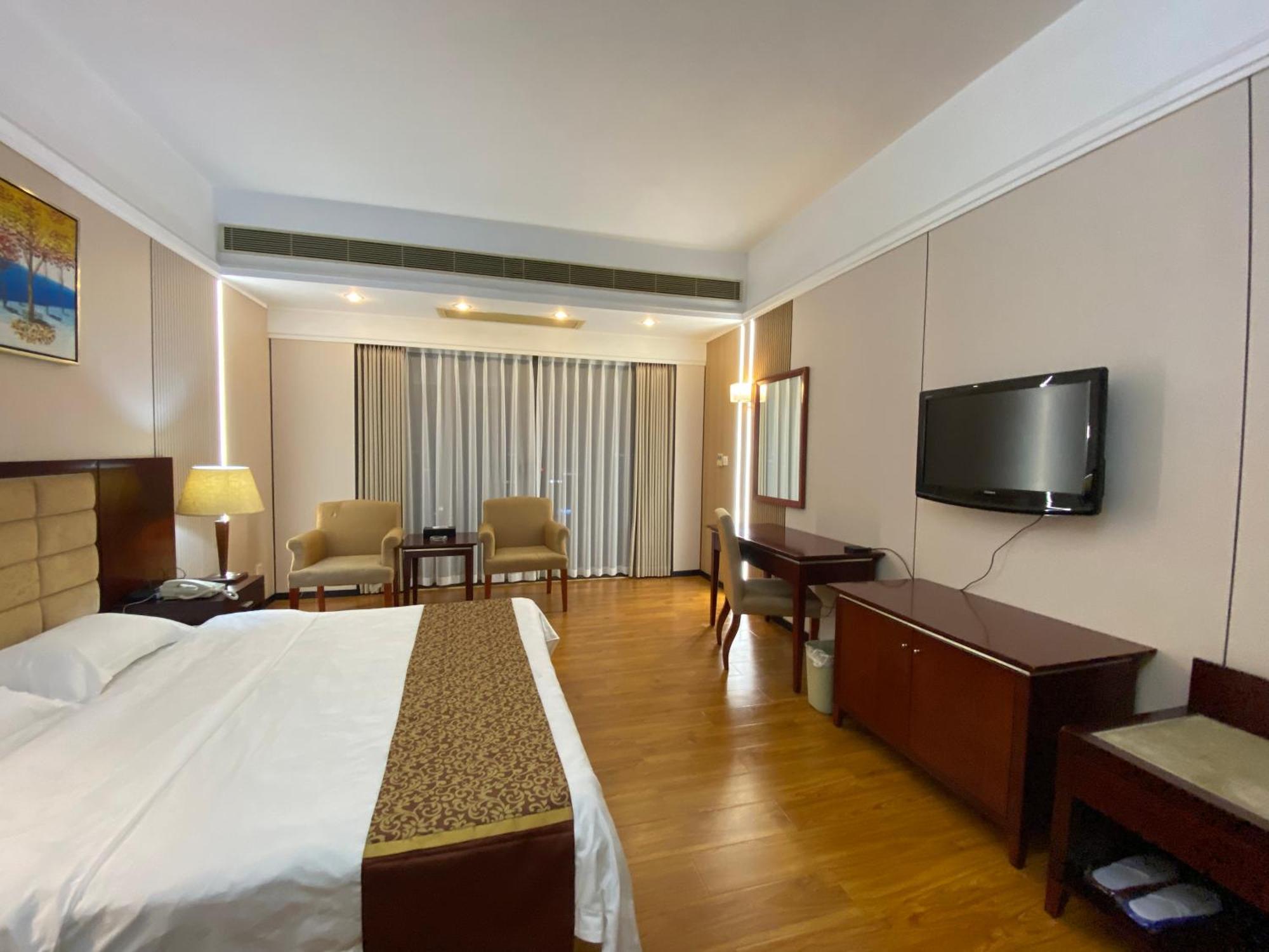 Yinfeng North Station Branch, Huacheng Road Subway Station Branch Aparthotel
