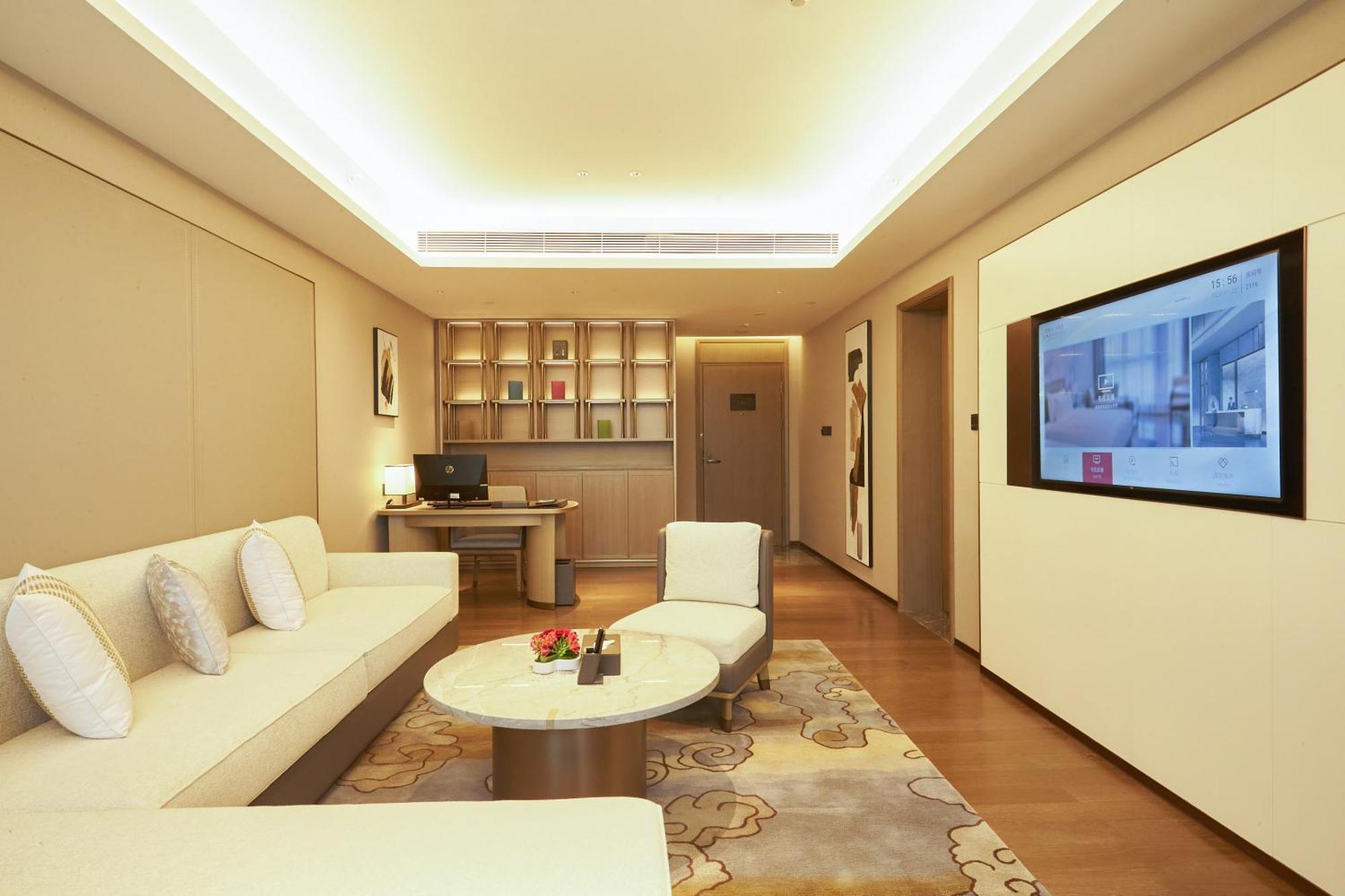 Hotel Pazhou Ln Dongfang Hotel-free Shuttle Bus To The Pazhou Convention Complex During Fair Period 4*