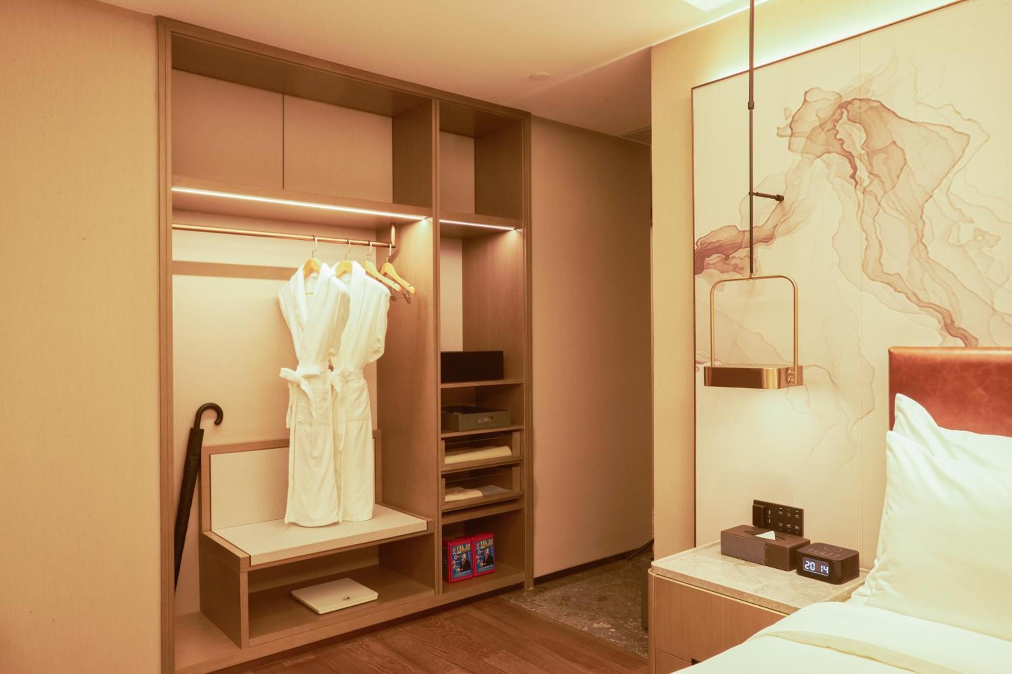 Pazhou Ln Dongfang Hotel-free Shuttle Bus To The Pazhou Convention Complex During Fair Period