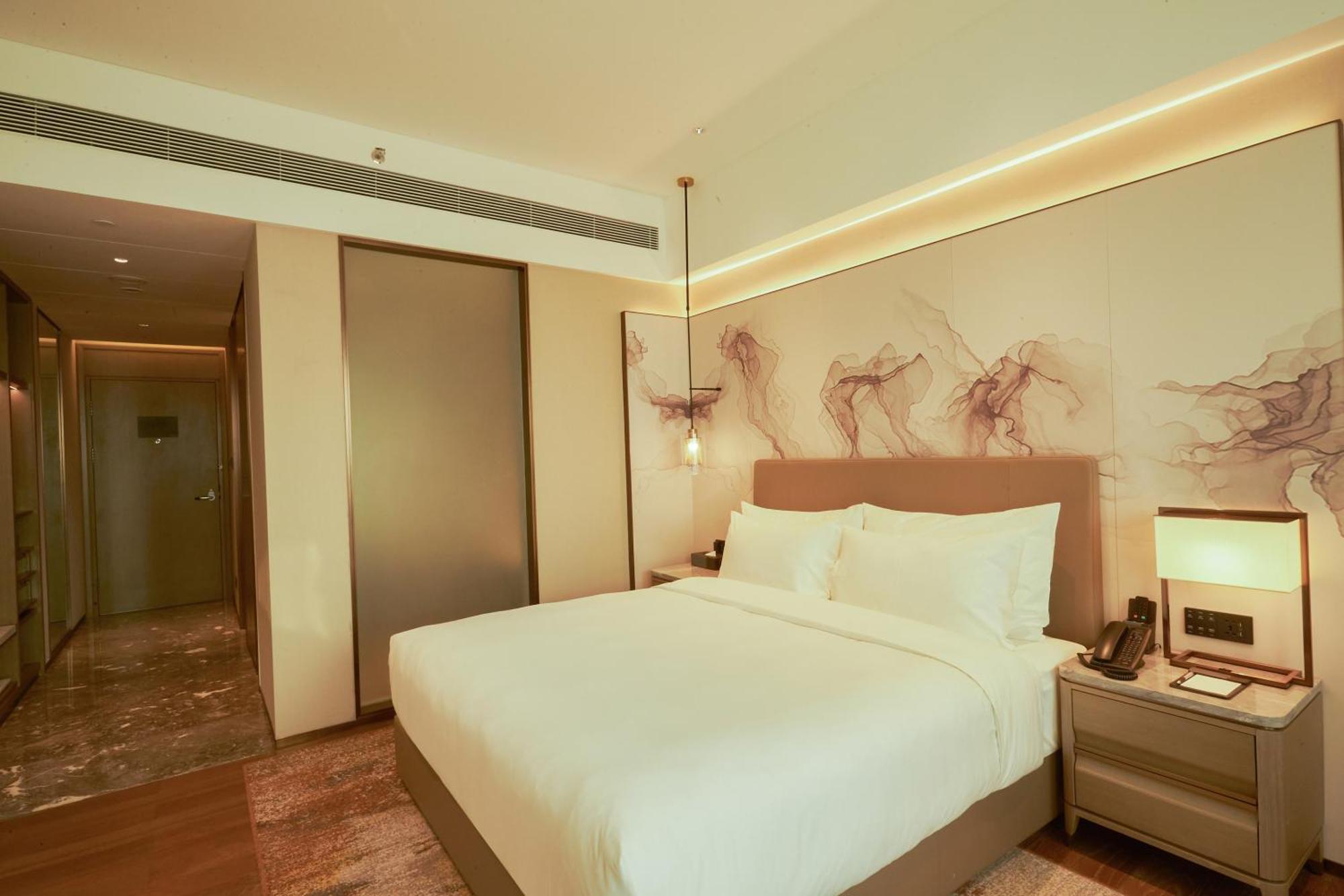 Pazhou Ln Dongfang Hotel-free Shuttle Bus To The Pazhou Convention Complex During Fair Period