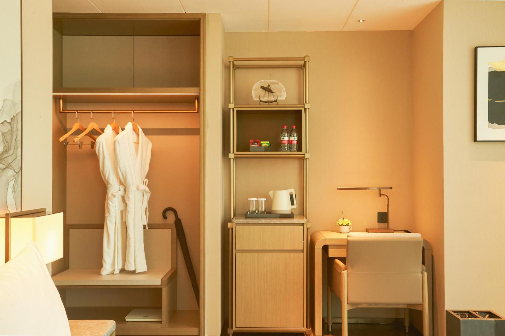 Hotel Pazhou Ln Dongfang Hotel-free Shuttle Bus To The Pazhou Convention Complex During Fair Period Canton