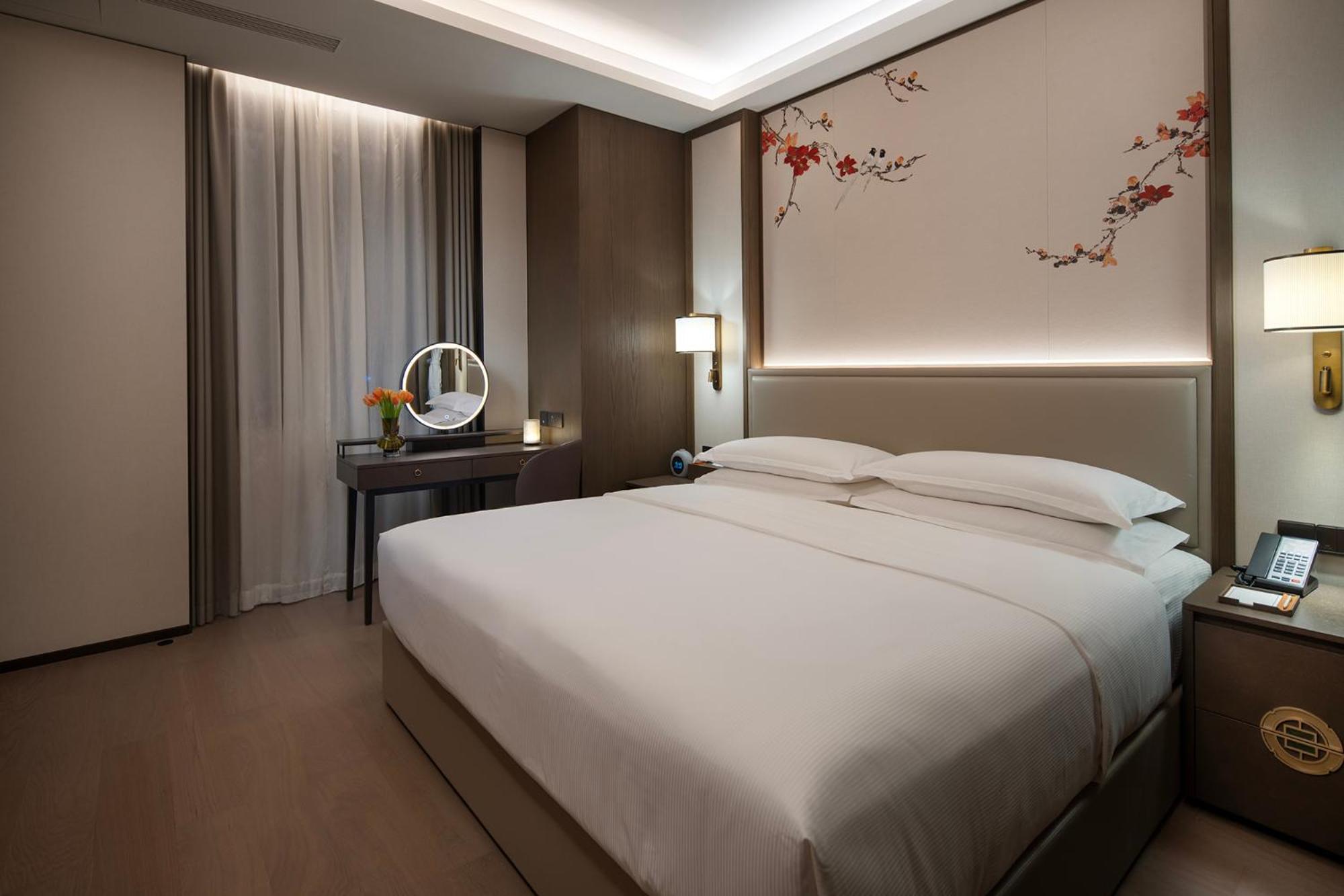 Yuexiu Guangzhou, Curio Collection By Hilton-free Shuttle Between And Exhibition Center During Fair Period & Exhibitor Registration Counter & Halal Food 5* Guangzhou