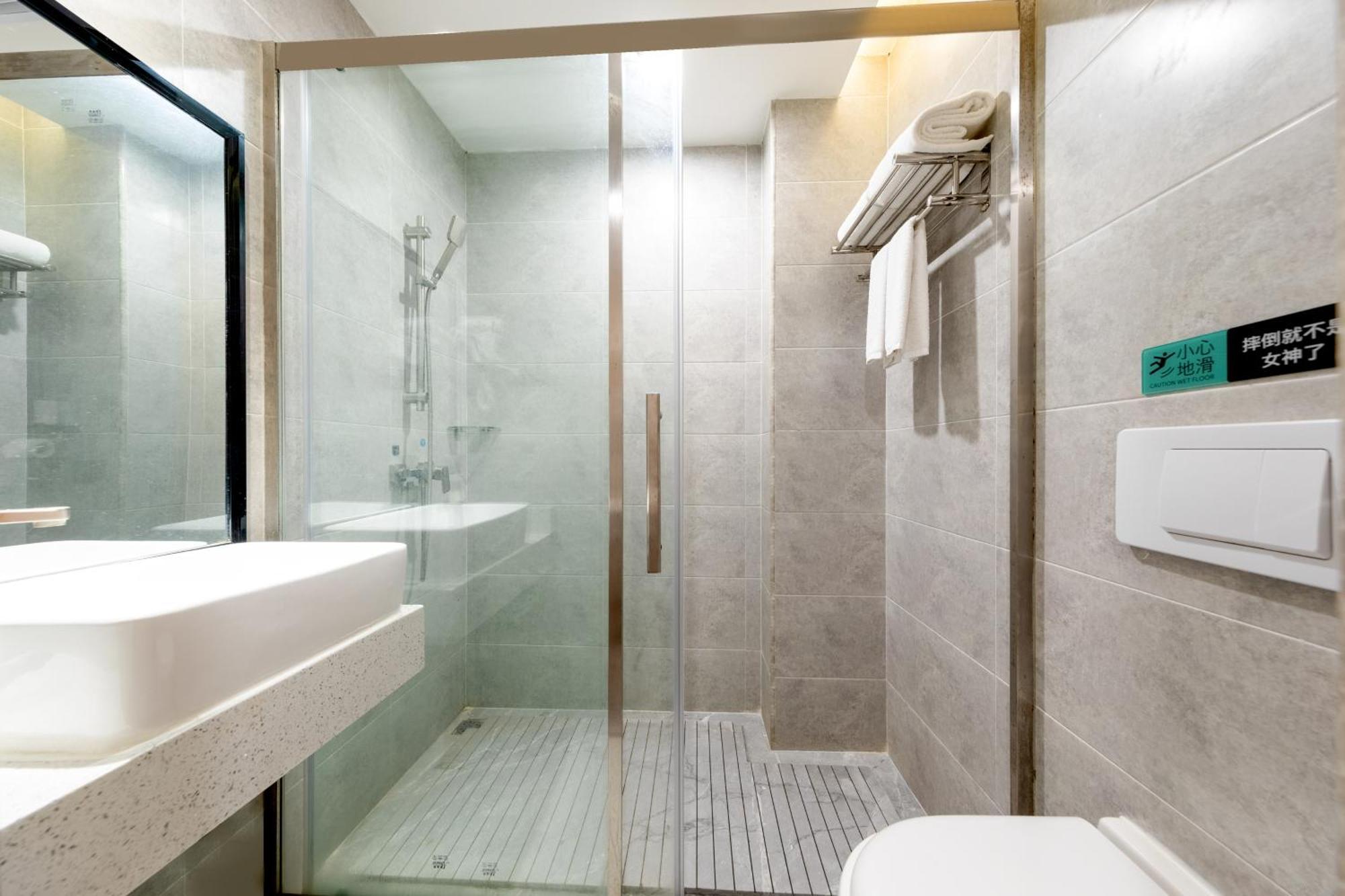 Xana Lite - Fangcun Huadiwan Metro Station Hotel 3*