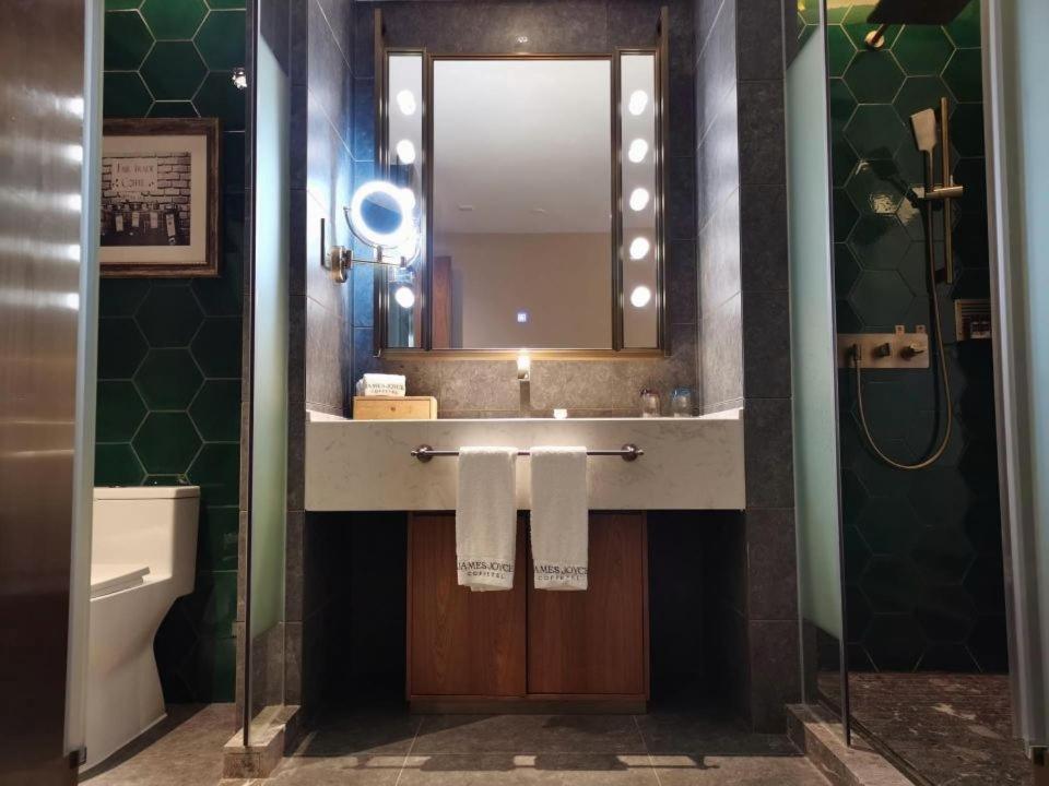 Hotel James Joyce Coffetei- Beijing Road Metro Station Pedestrian Street Branch 4*