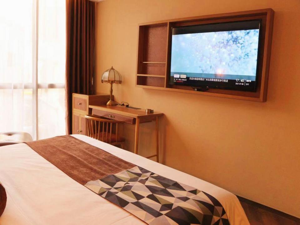 Hotel James Joyce Coffetei- Beijing Road Metro Station Pedestrian Street Branch 4*