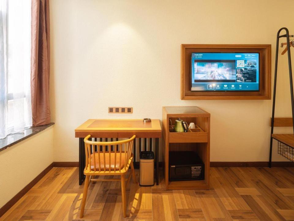 Hotel James Joyce Coffetei- Beijing Road Metro Station Pedestrian Street Branch 4*