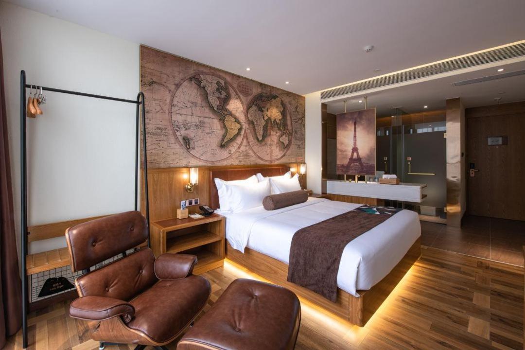 Hotel James Joyce Coffetei- Beijing Road Metro Station Pedestrian Street Branch 4*