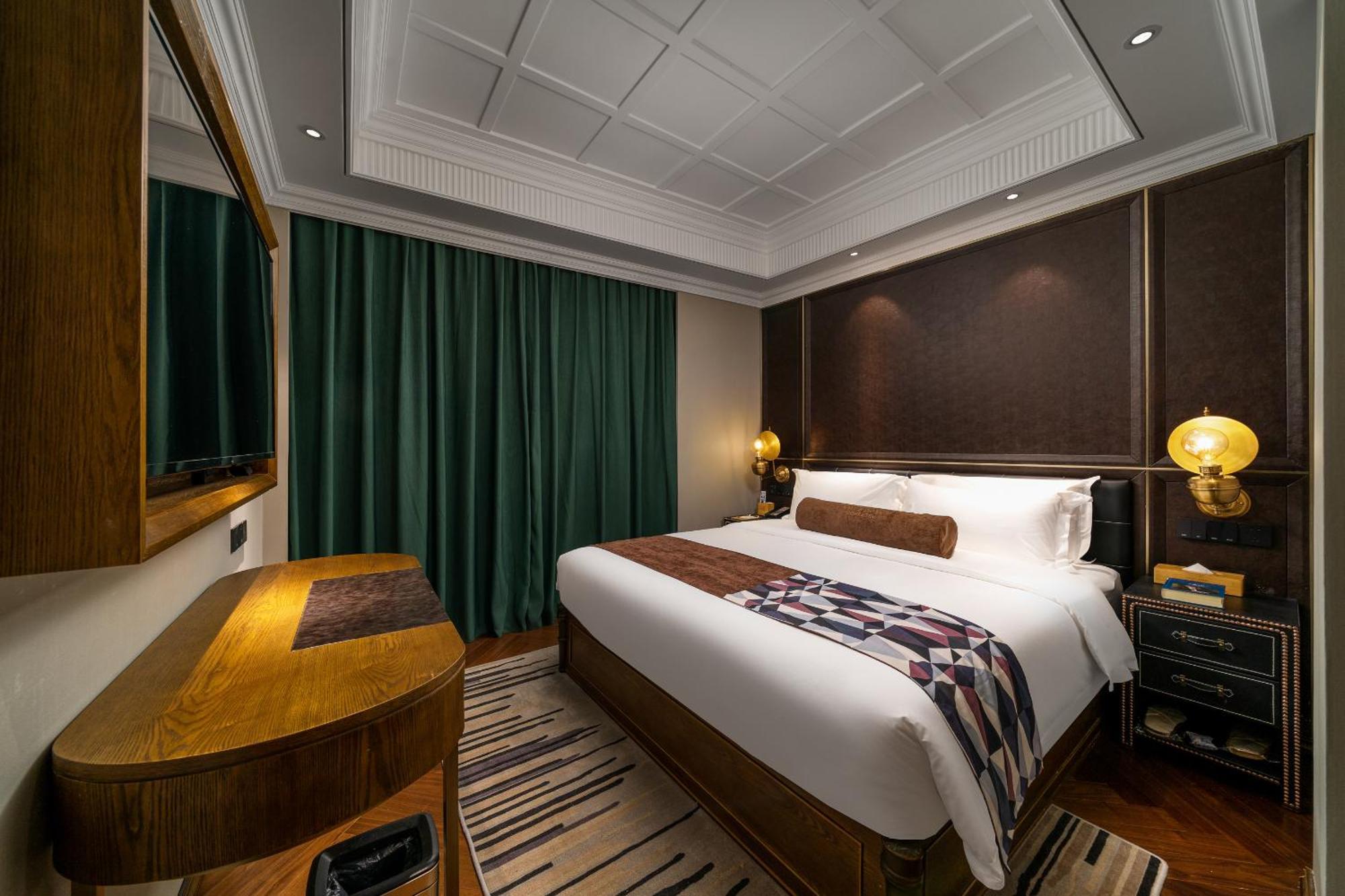 Hotel James Joyce Coffetei- Beijing Road Metro Station Pedestrian Street Branch 4*
