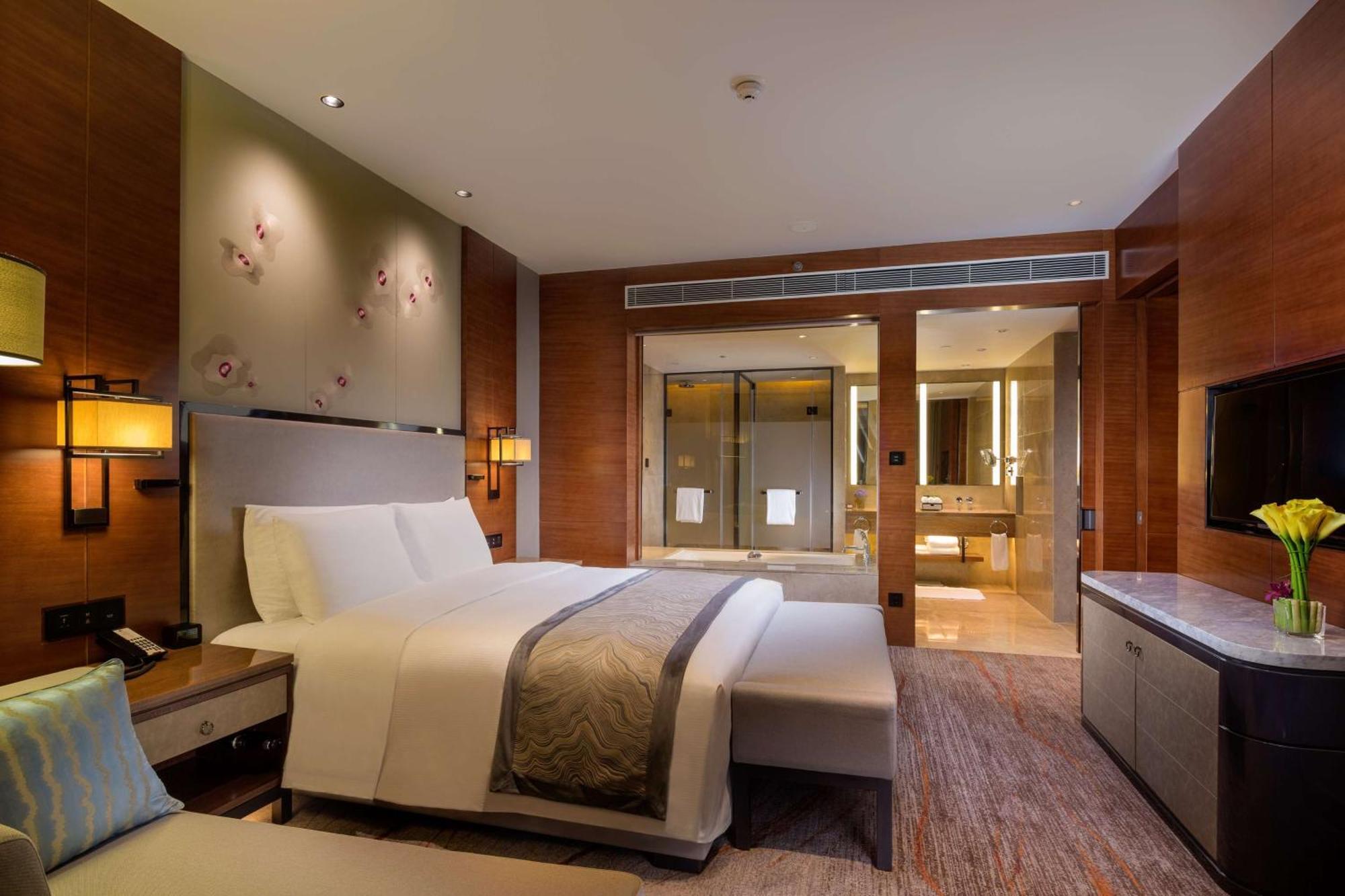 Hotel Doubletree By Hilton Science City-free Shuttle Bus Service During Fair Period