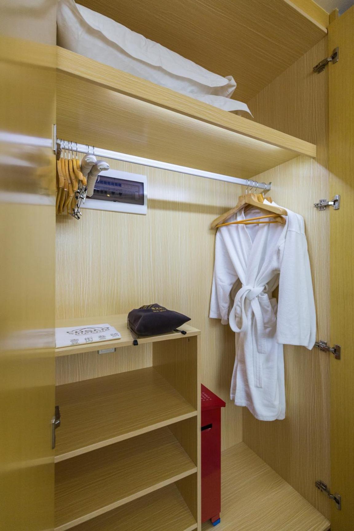 Seaman Hotel-line 2 Jiangnanxi Station 4*