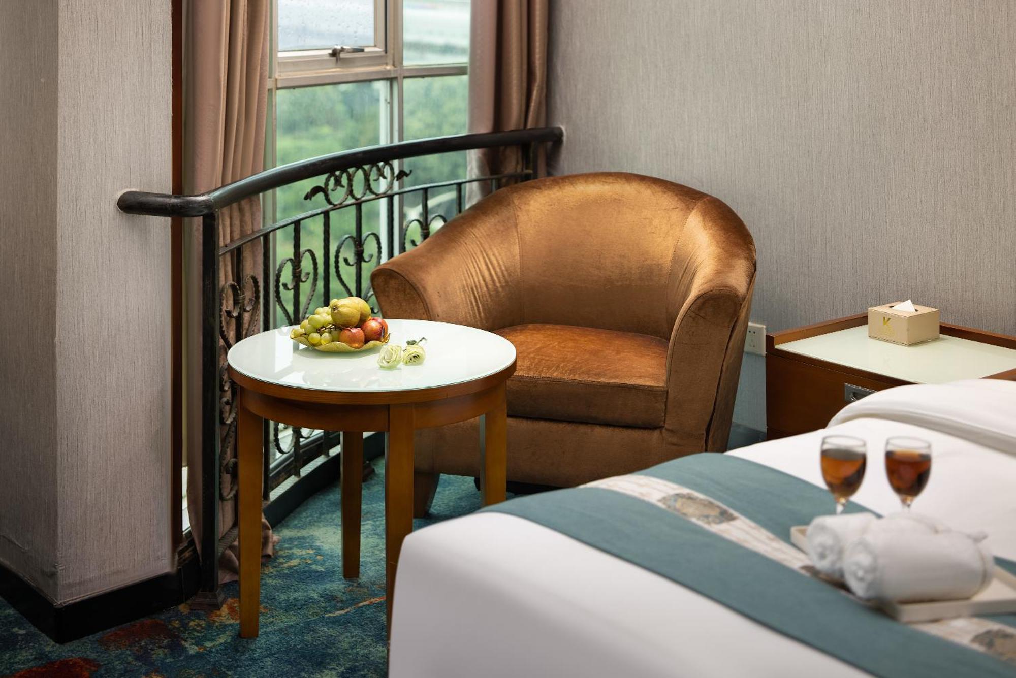 Kaiserdom Baiyun Airport-24-hour Airport-free Shuttle Bus Hotel 2*