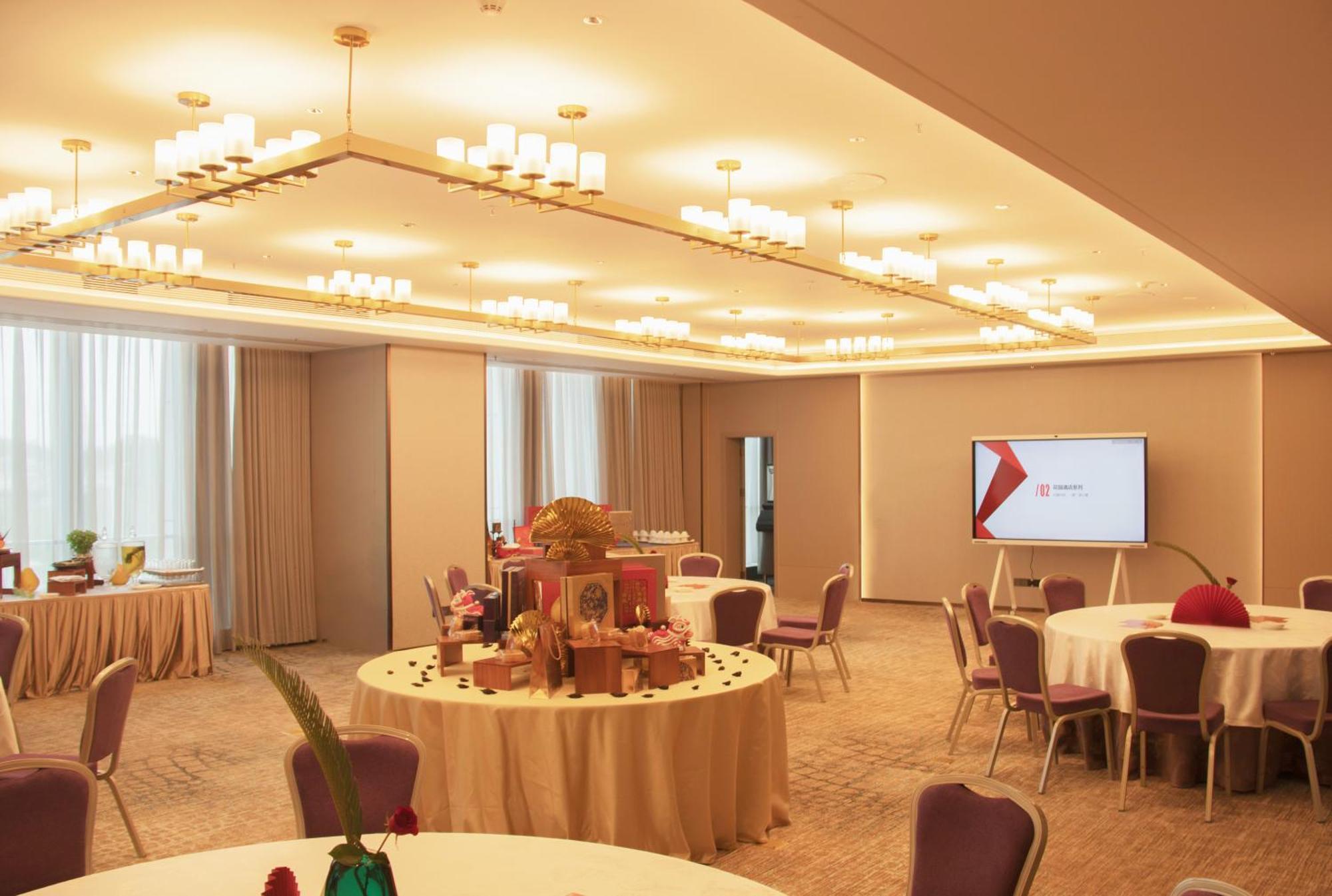 Pazhou Ln Dongfang Hotel-free Shuttle Bus To The Pazhou Convention Complex During Fair Period 4*
