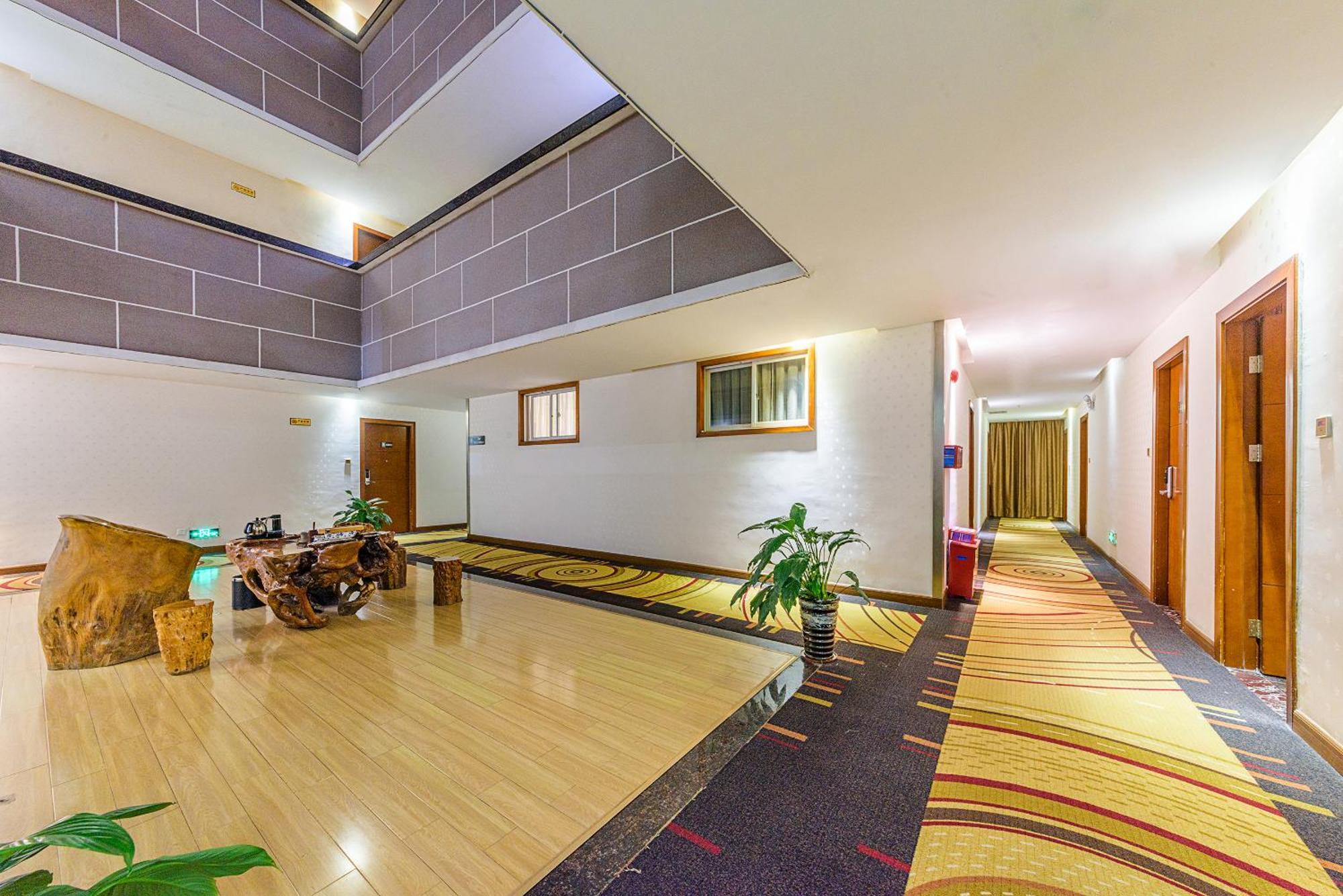 Kaiserdom Baiyun Airport-24-hour Airport-free Shuttle Bus Hotel 2*