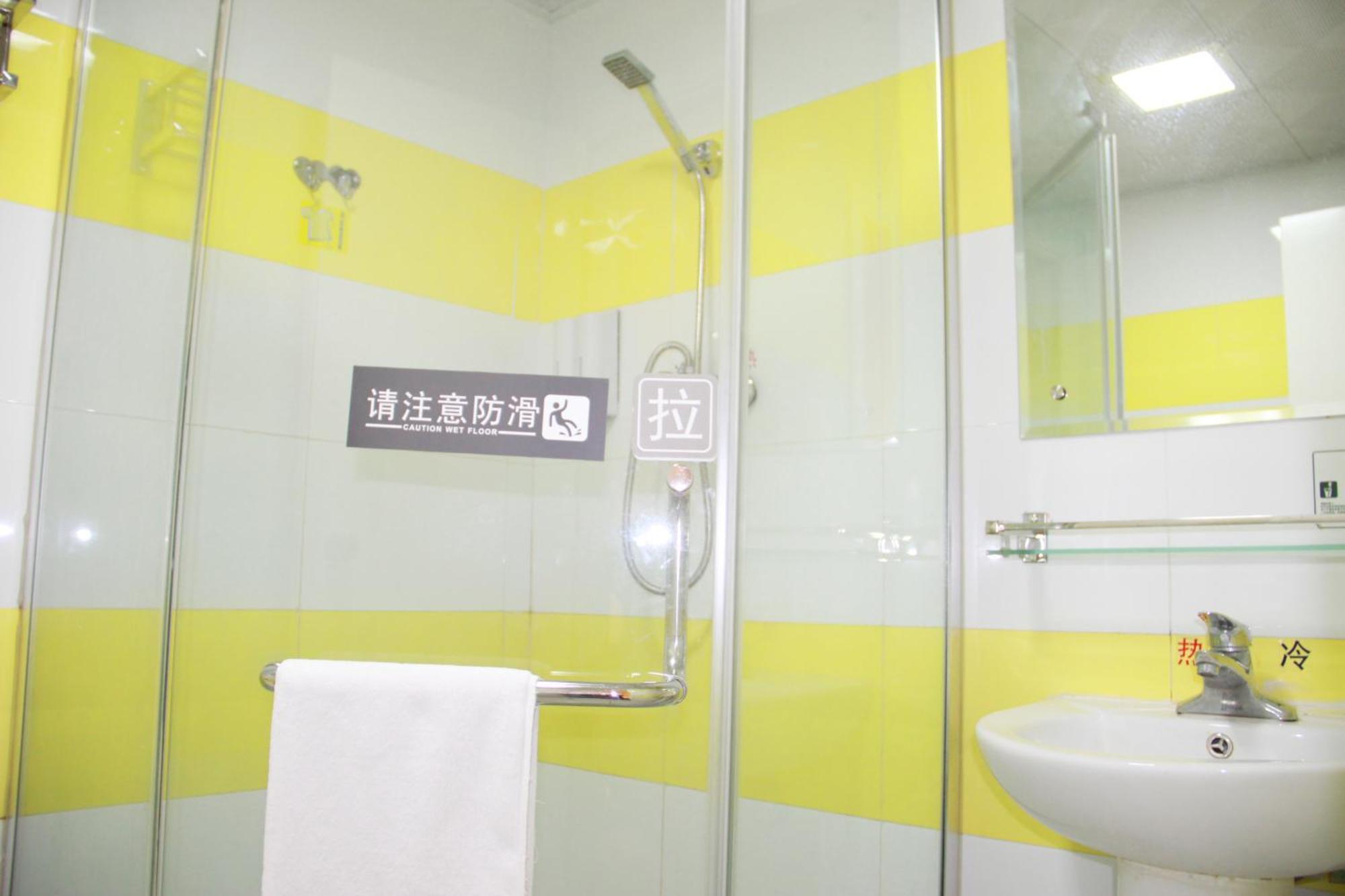 Hotel 7days South Railway Station Huijiang Subway Station 2*