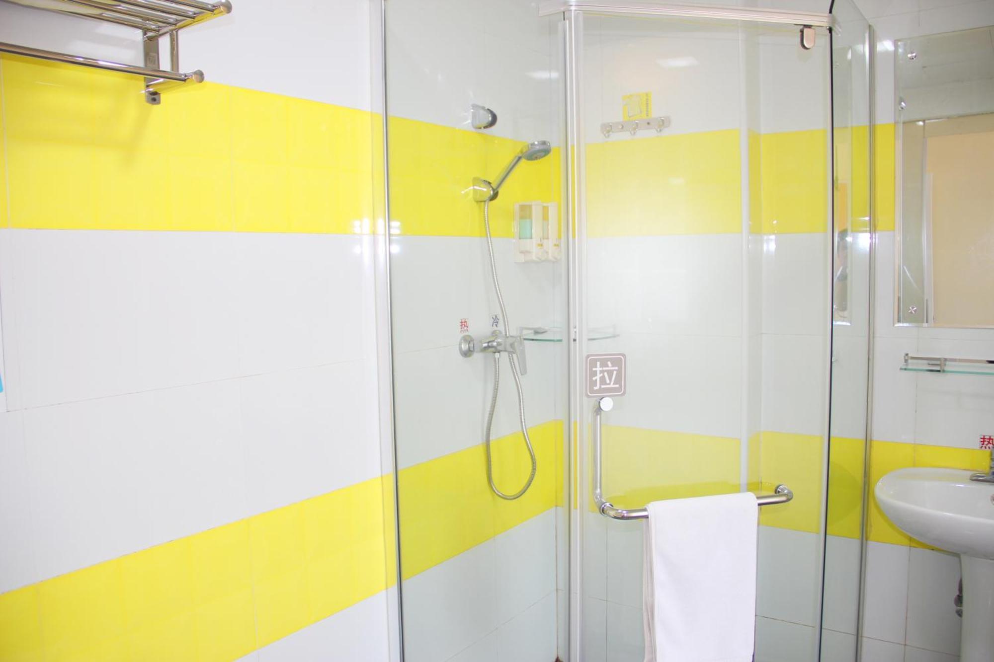 Hotel 7days South Railway Station Huijiang Subway Station 2*