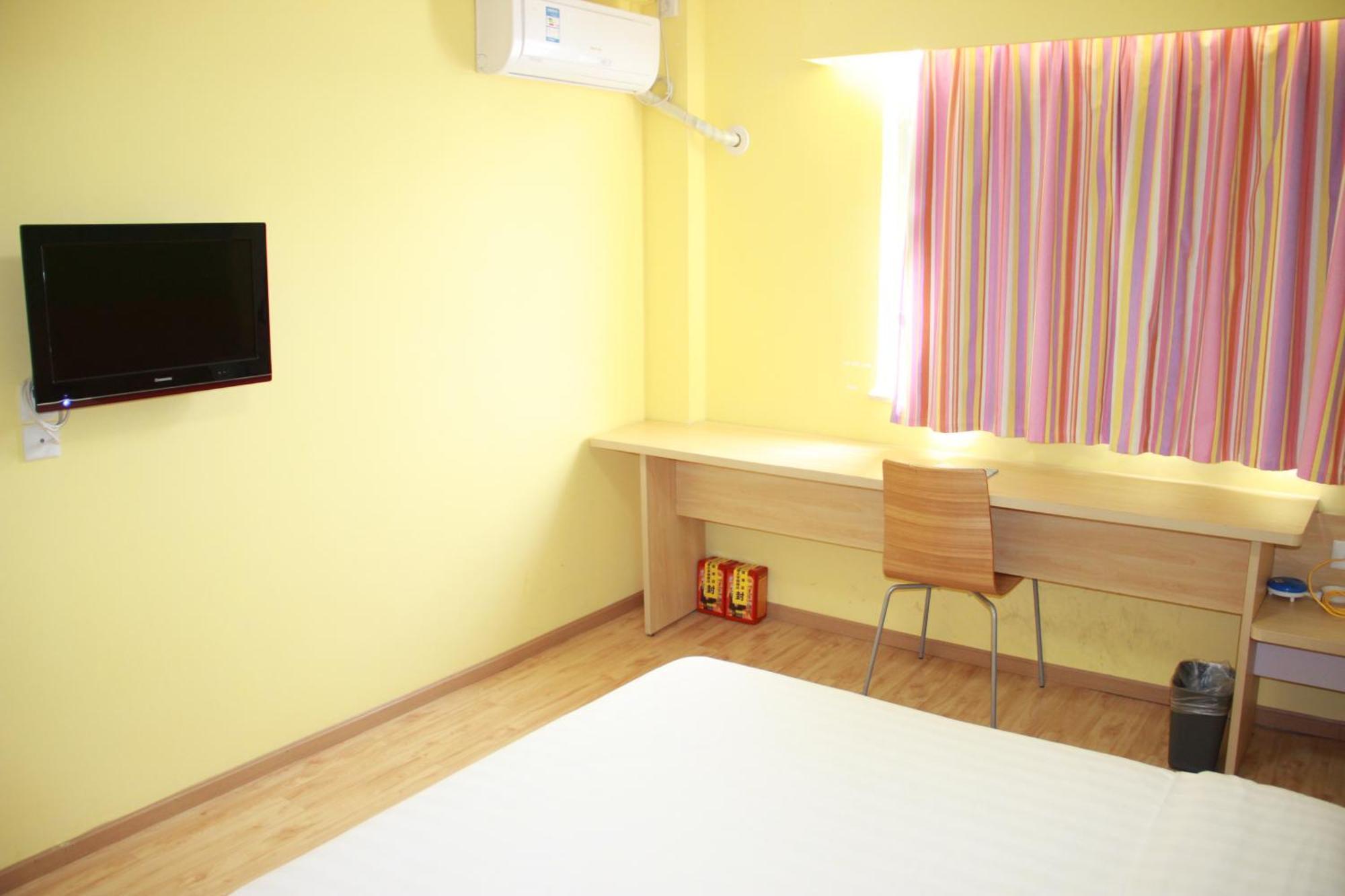 Hotel 7days South Railway Station Huijiang Subway Station 2*