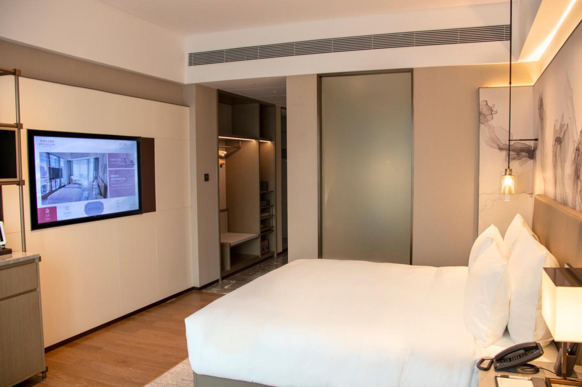 Hotel Pazhou Ln Dongfang Hotel-free Shuttle Bus To The Pazhou Convention Complex During Fair Period 4*