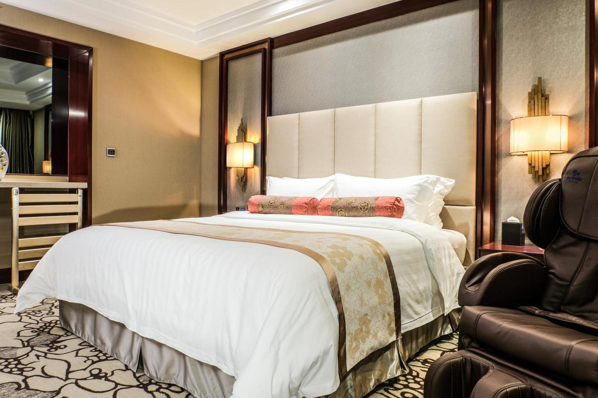 Hotel Soluxe - Overseas Buyers Registration Service&canton Fair Free Shuttle Bus 15 Apr To 05 5*