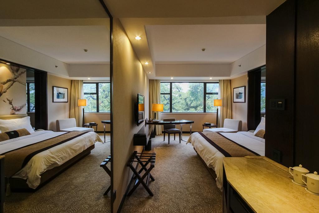 Guangdong Yingbin Hotel-free Fair Shuttle Bus 4*