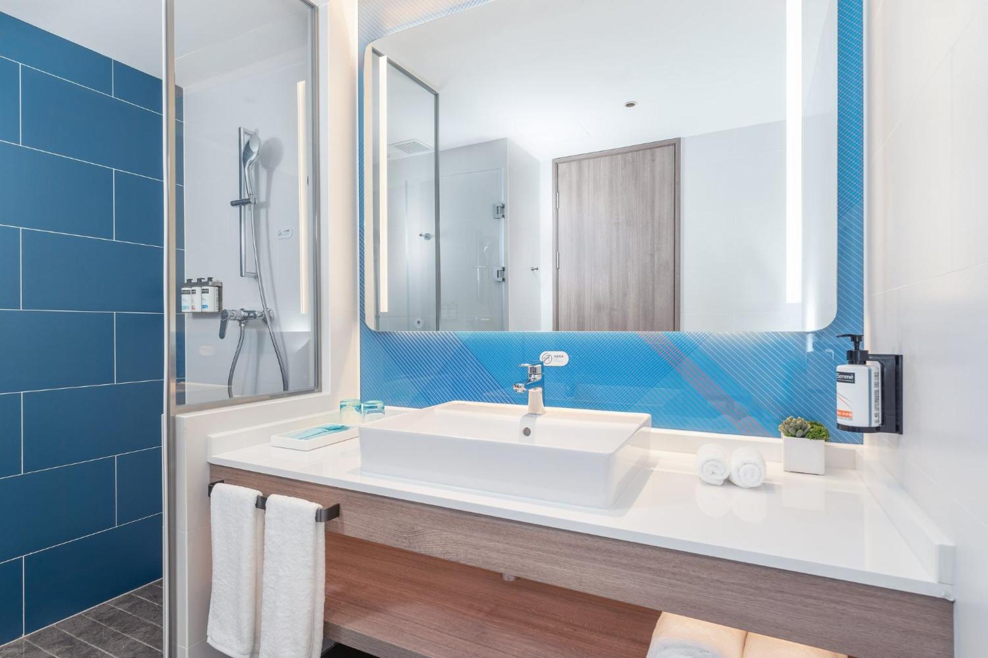 Hotel Express Panyu Dashi By Ihg 4*