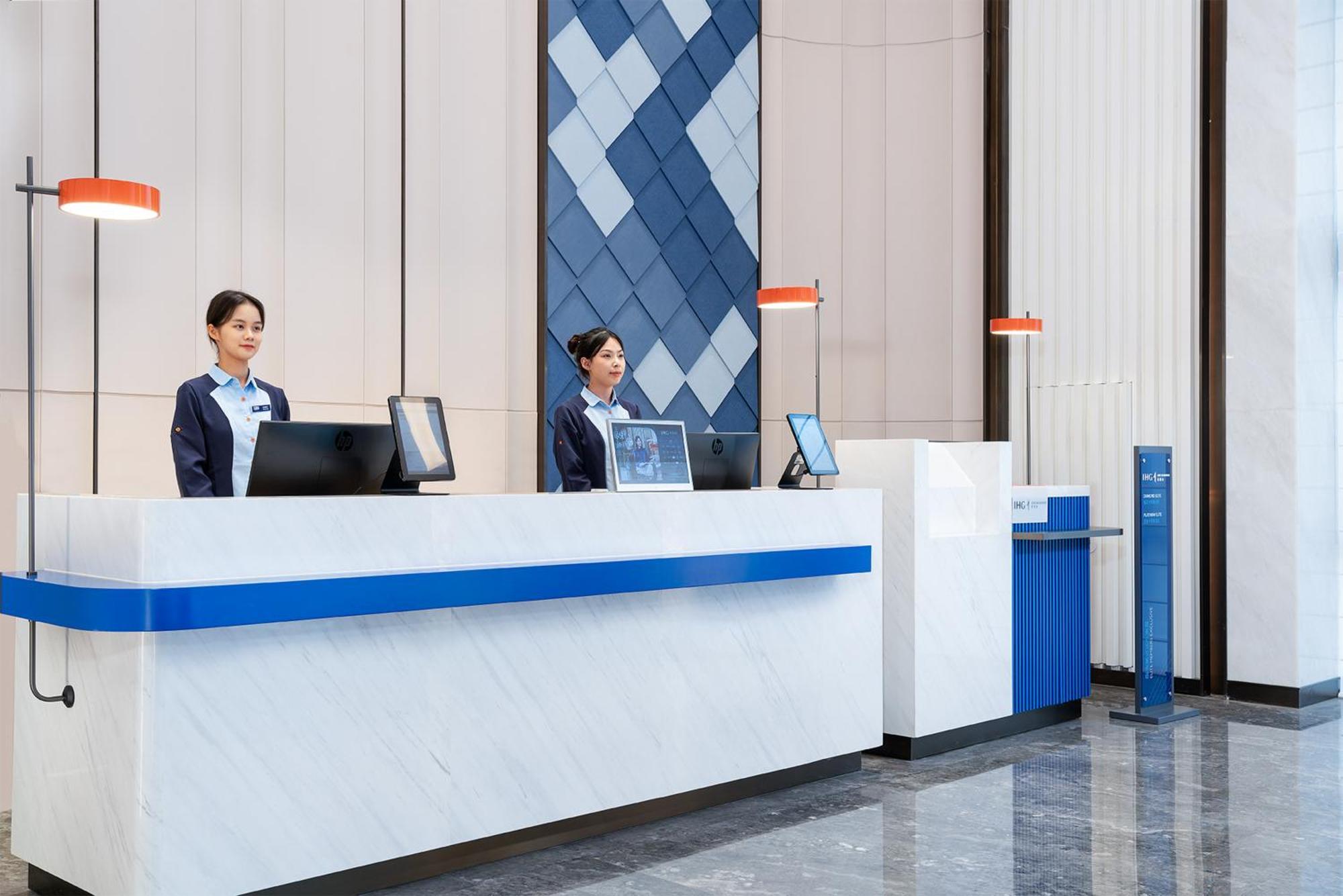 Hotel Express Panyu Dashi By Ihg 4*