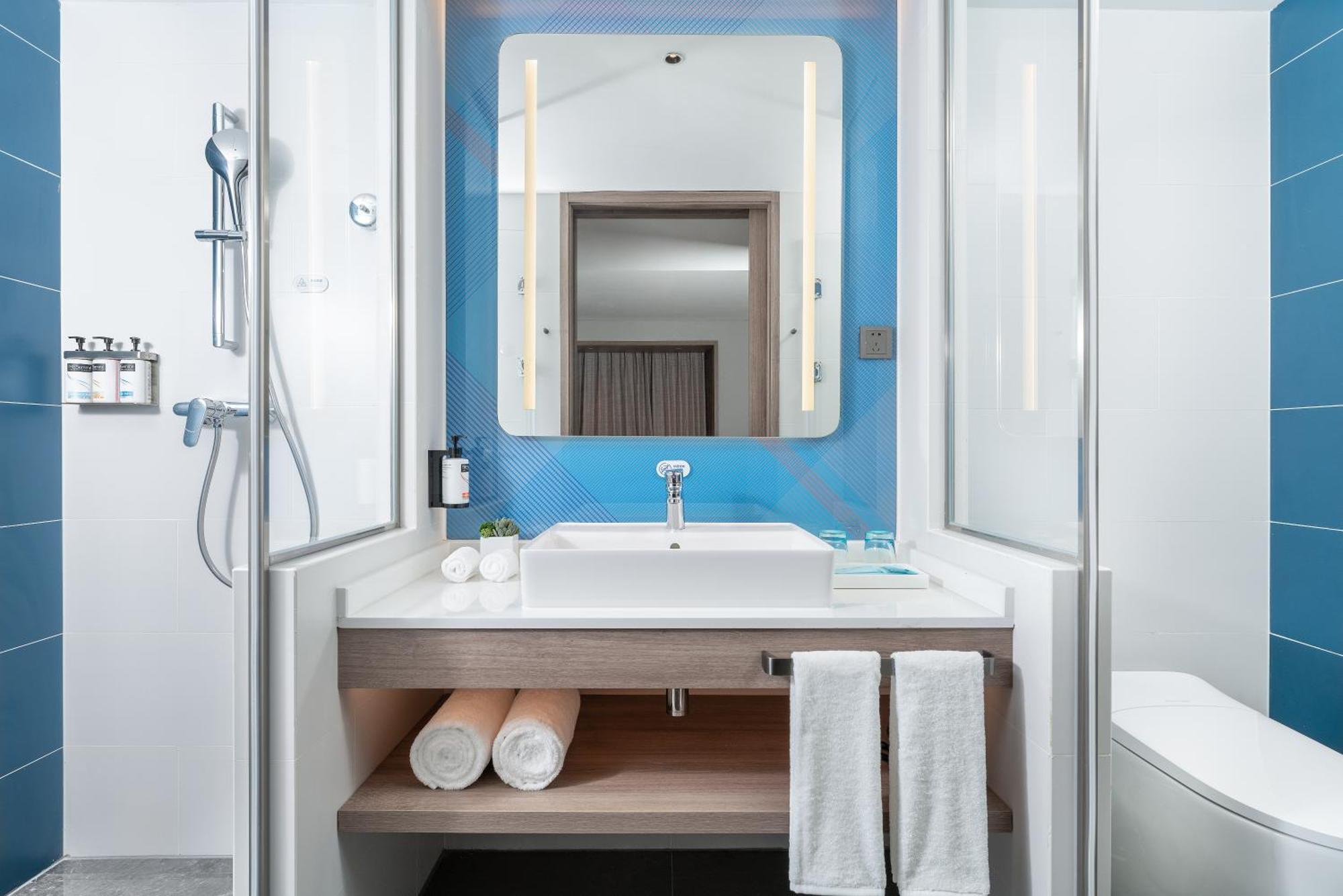Hotel Express Panyu Dashi By Ihg 4*