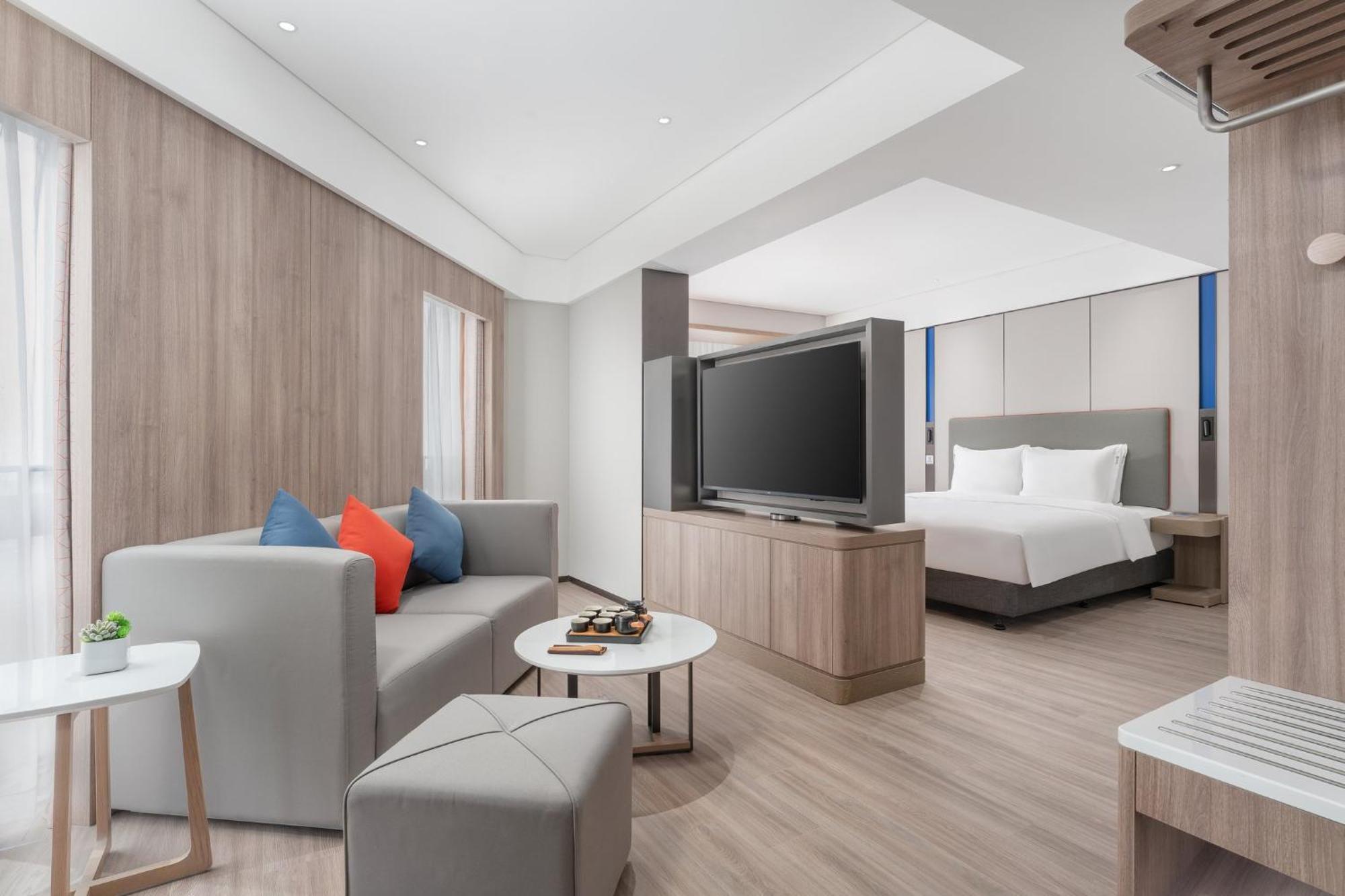 Hotel Express Panyu Dashi By Ihg 4*