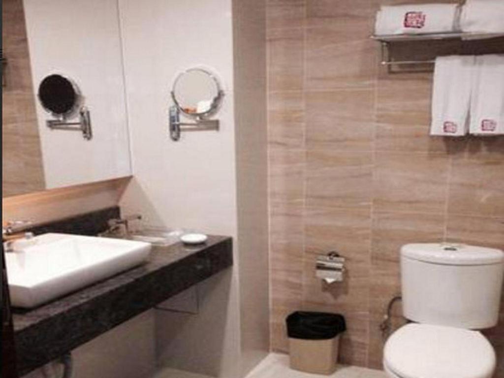 Poly Hotel,