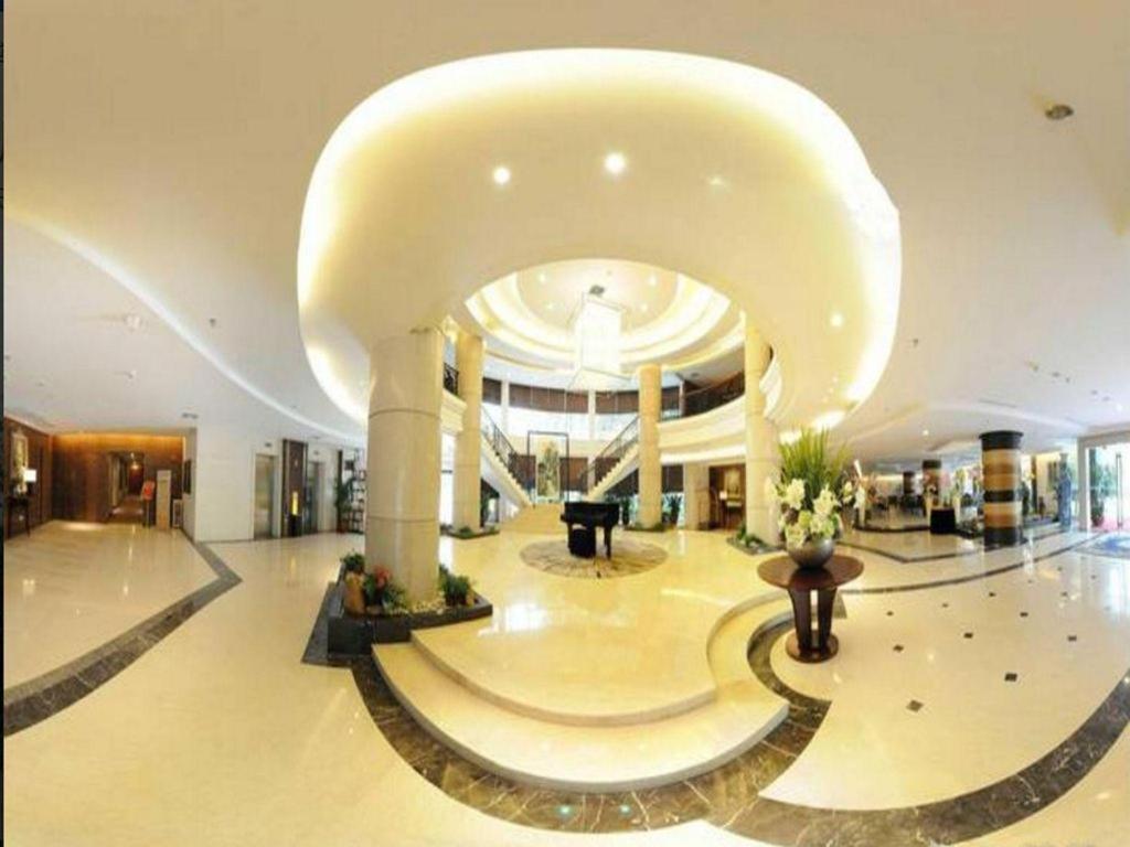Poly Hotel,
