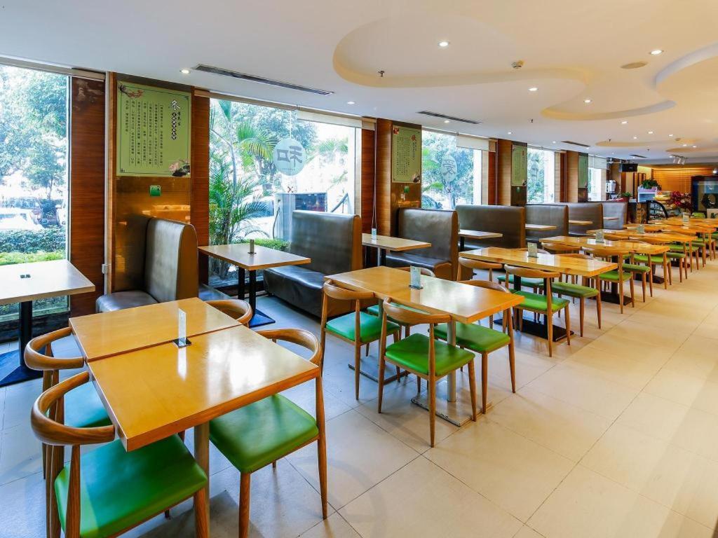 Poly Hotel,