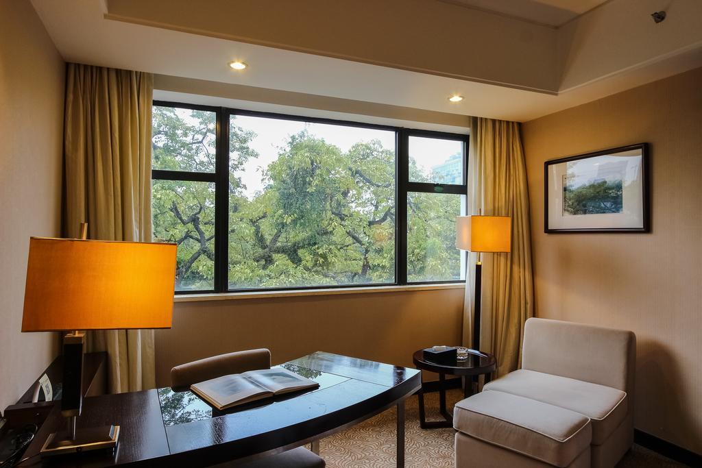 Guangdong Yingbin Hotel-free Fair Shuttle Bus 4*