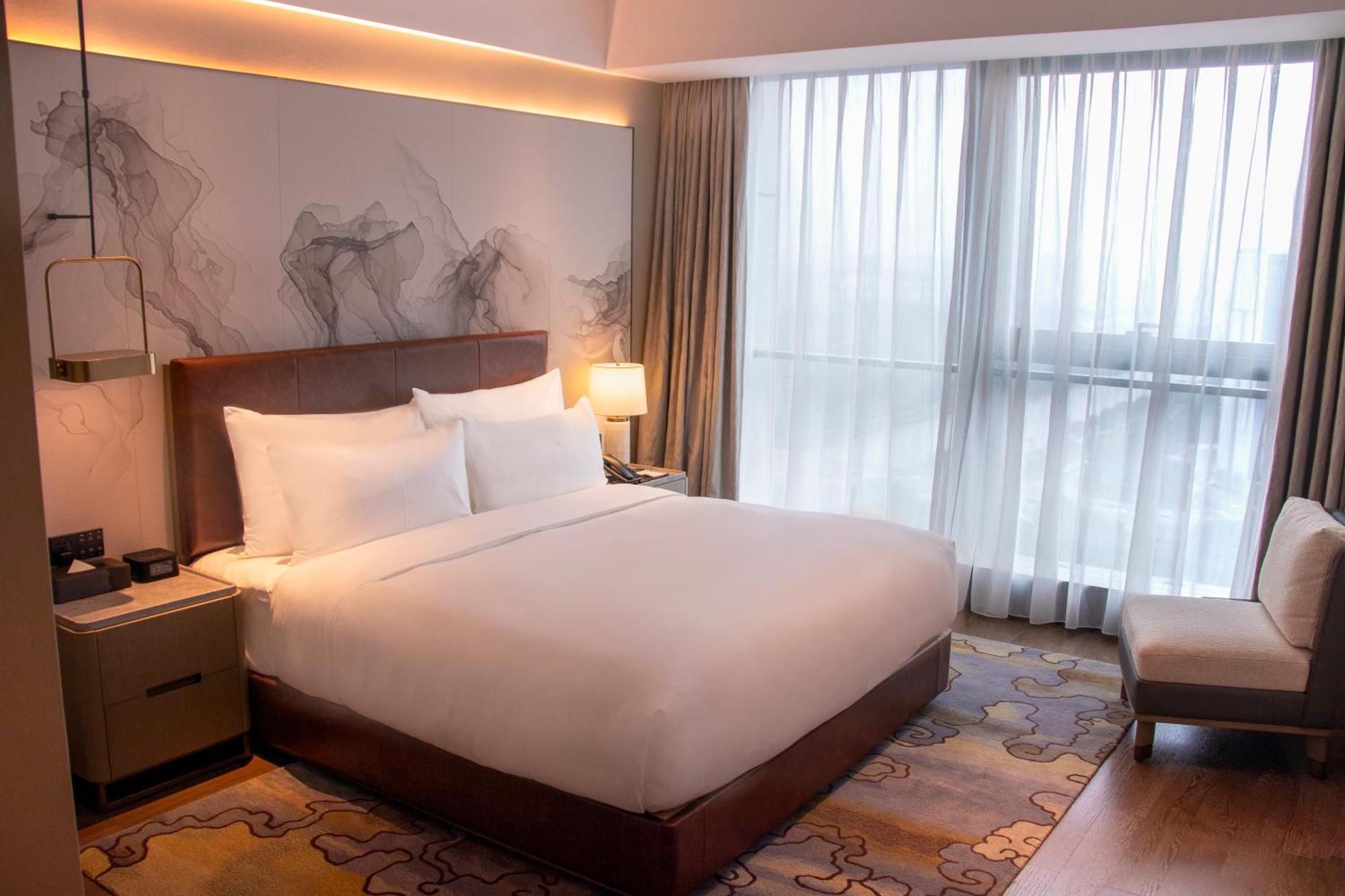 Hotel Pazhou Ln Dongfang Hotel-free Shuttle Bus To The Pazhou Convention Complex During Fair Period 4*