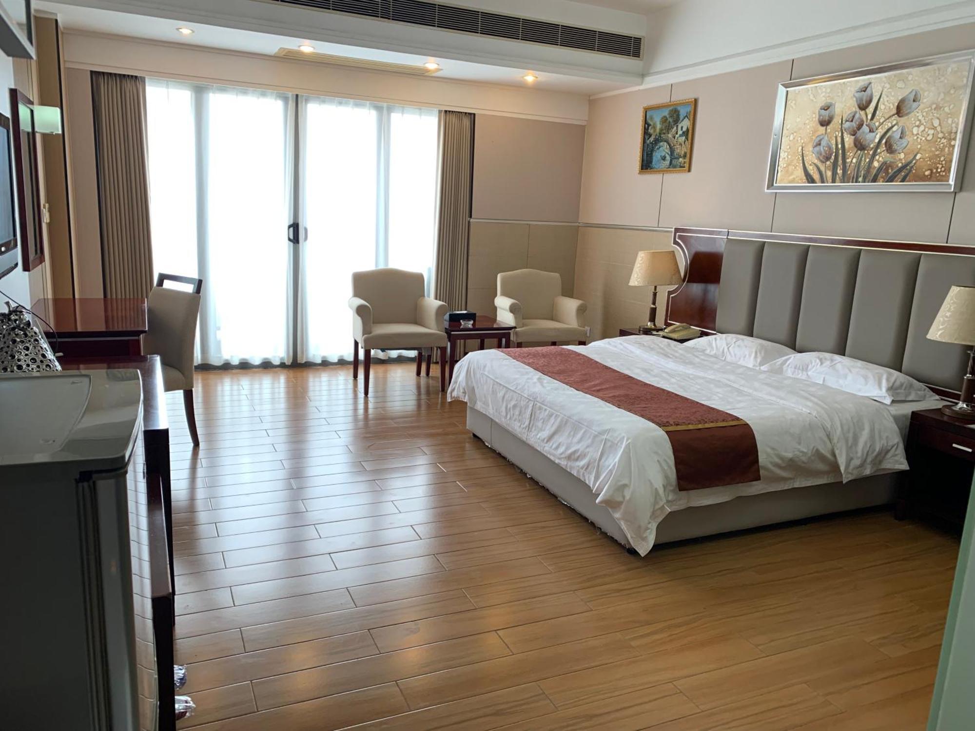Yinfeng North Station Branch, Huacheng Road Subway Station Branch Aparthotel 3*