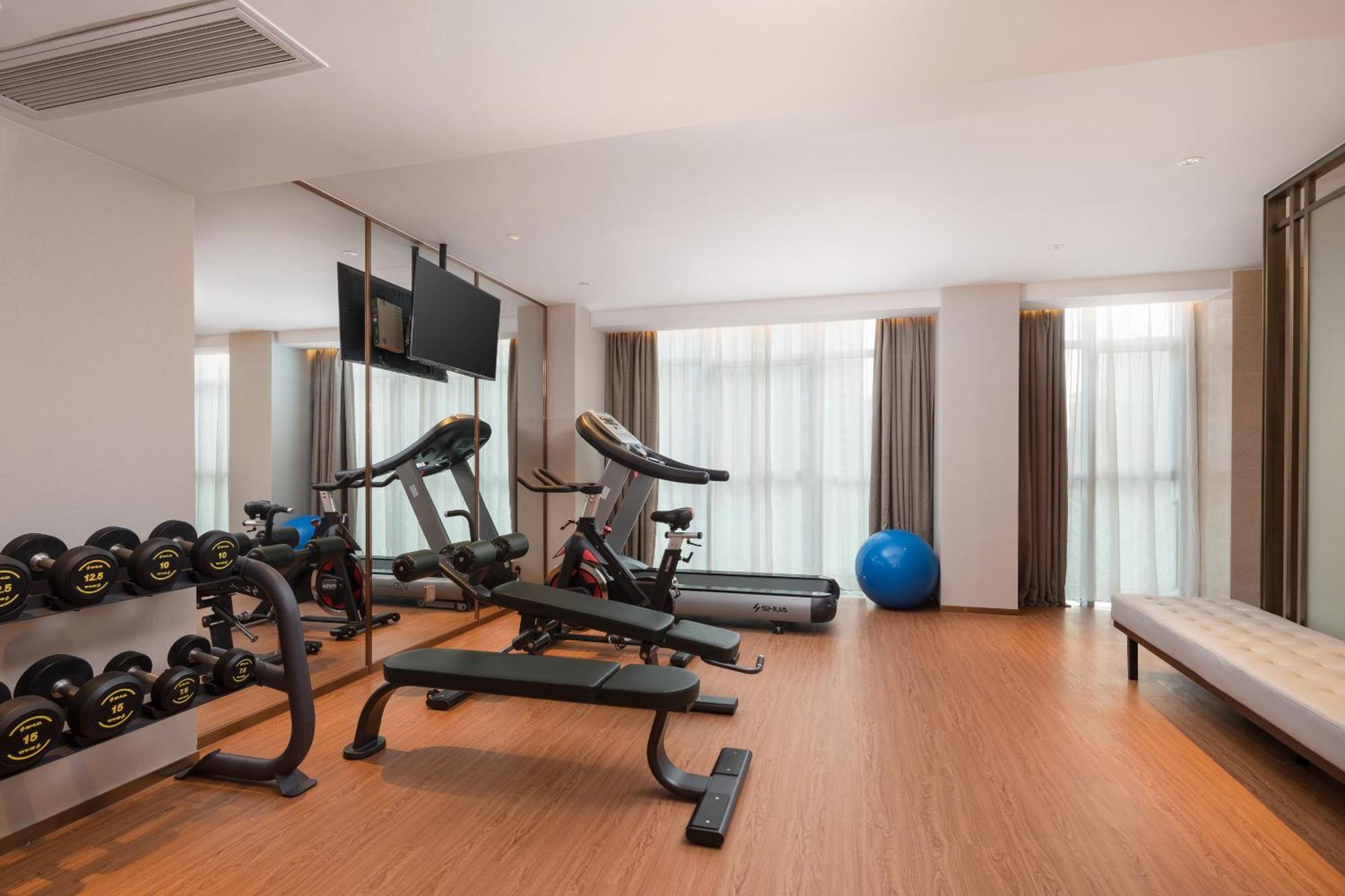 Lucky International Pazhou Convention And Exhibition Center Zhujiang New Town Branch - Free Shuttle Bus To Fair Complex During Fair Period & Overseas Buyers Registration Service & Free Vpn Internet Access 4* Guangzhou