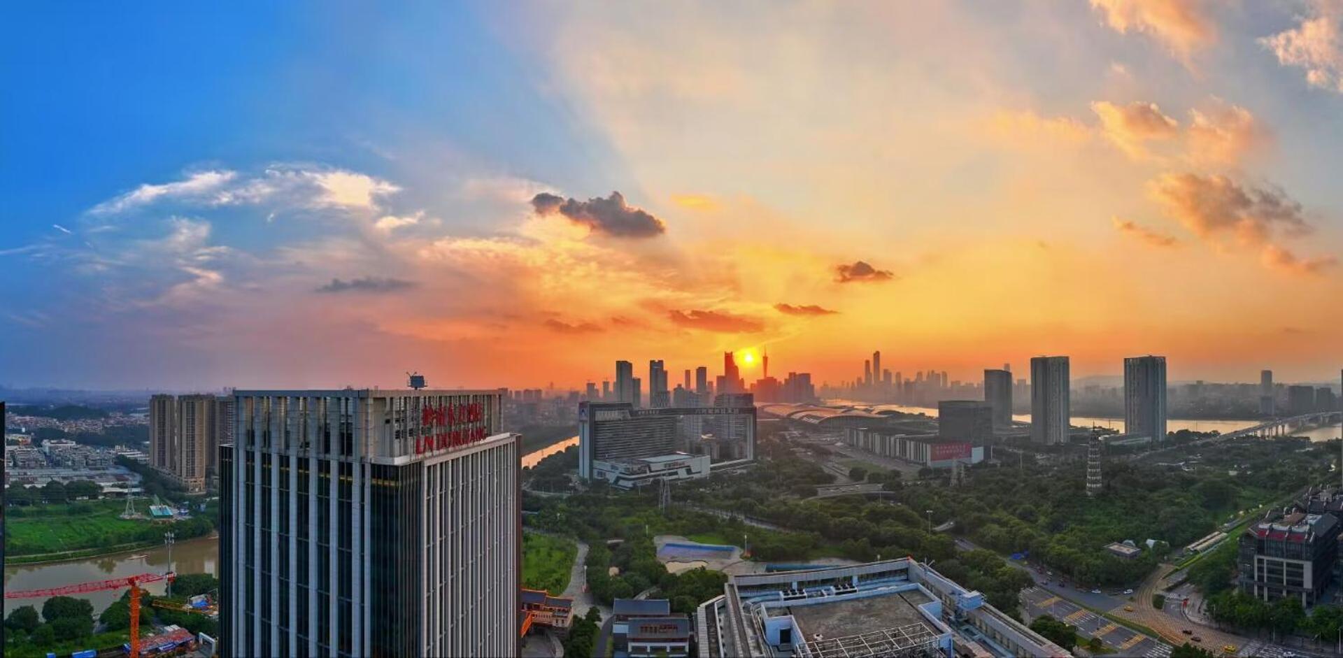 Pazhou Ln Dongfang Hotel-free Shuttle Bus To The Pazhou Convention Complex During Fair Period
