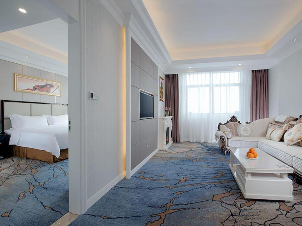 Vienna International Shijin Hotel