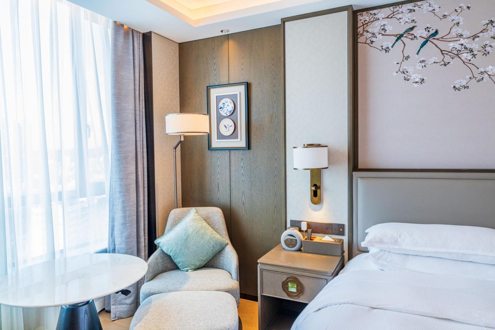 Hotel Yuexiu Guangzhou, Curio Collection By Hilton-free Shuttle Between And Exhibition Center During Fair Period & Exhibitor Registration Counter & Halal Food Guangzhou
