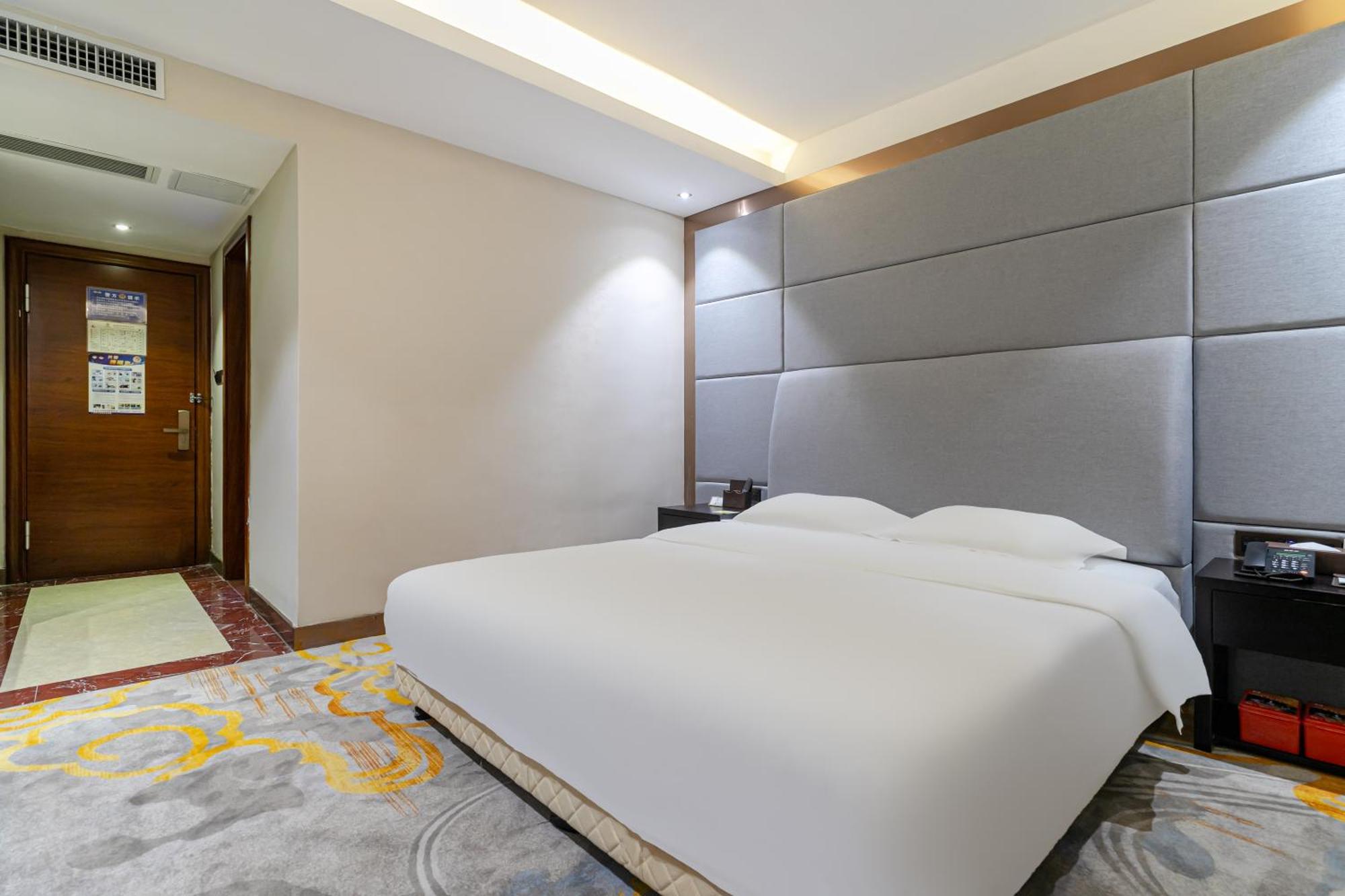 Yi Yun Baiyun International Airport Branch - Renhe Metro Station 3*
