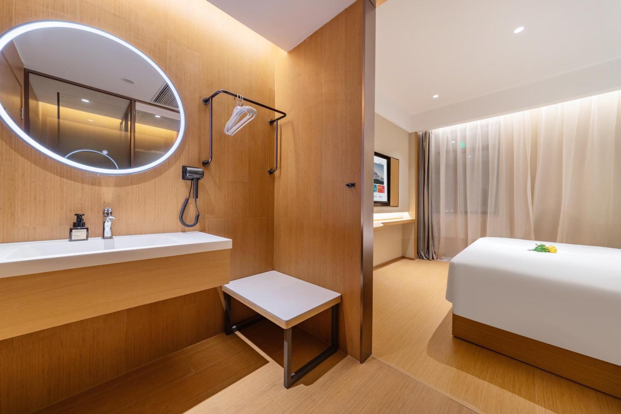 Hotel Yibo - Pazhou Convention And Exhibition Center - Walking Distance To Fair 4*