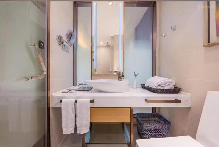 Lavender - North Railway Station Huacheng Road Metro Station Hotel