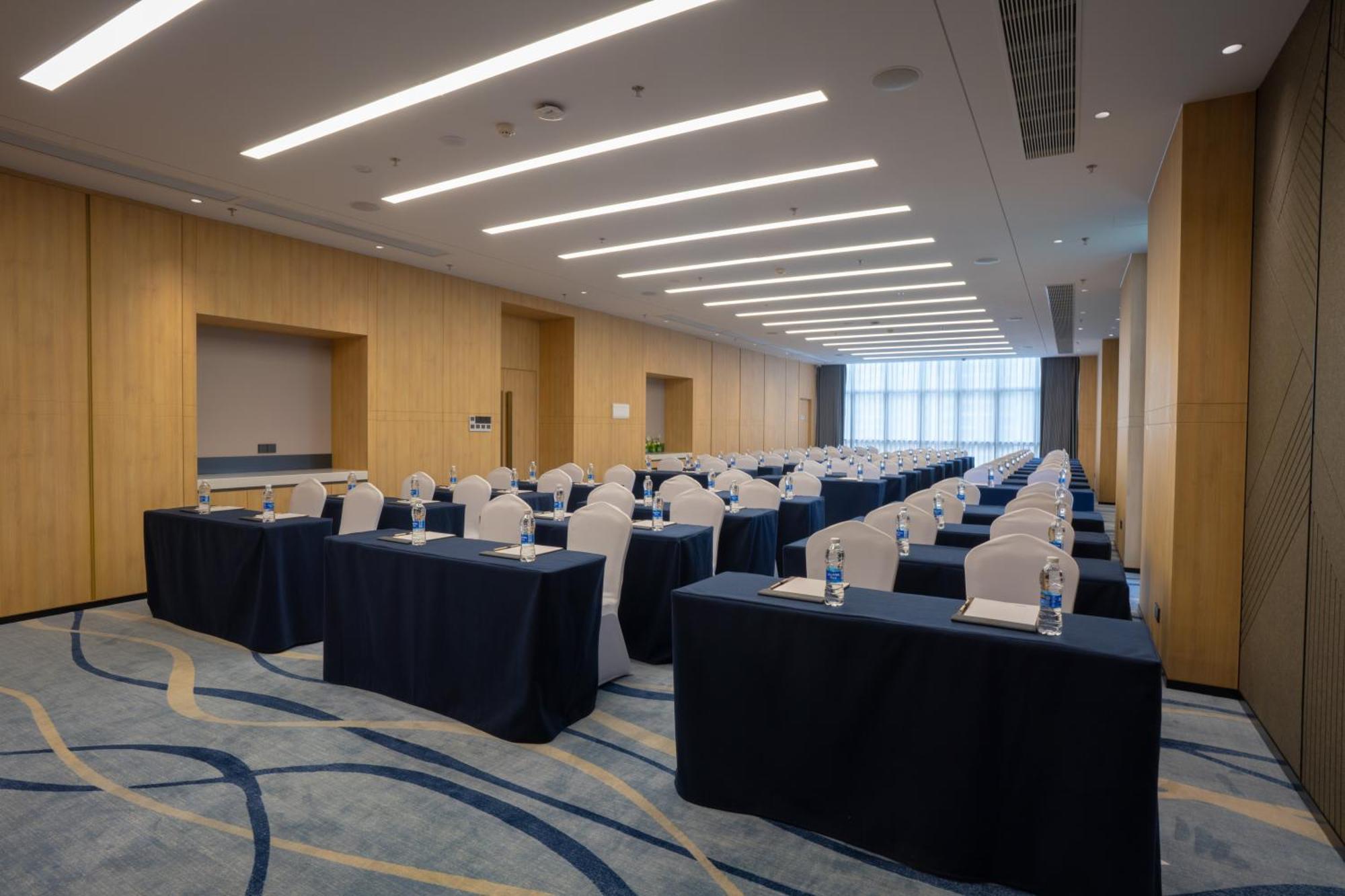Hotel Express Panyu Dashi By Ihg 4*