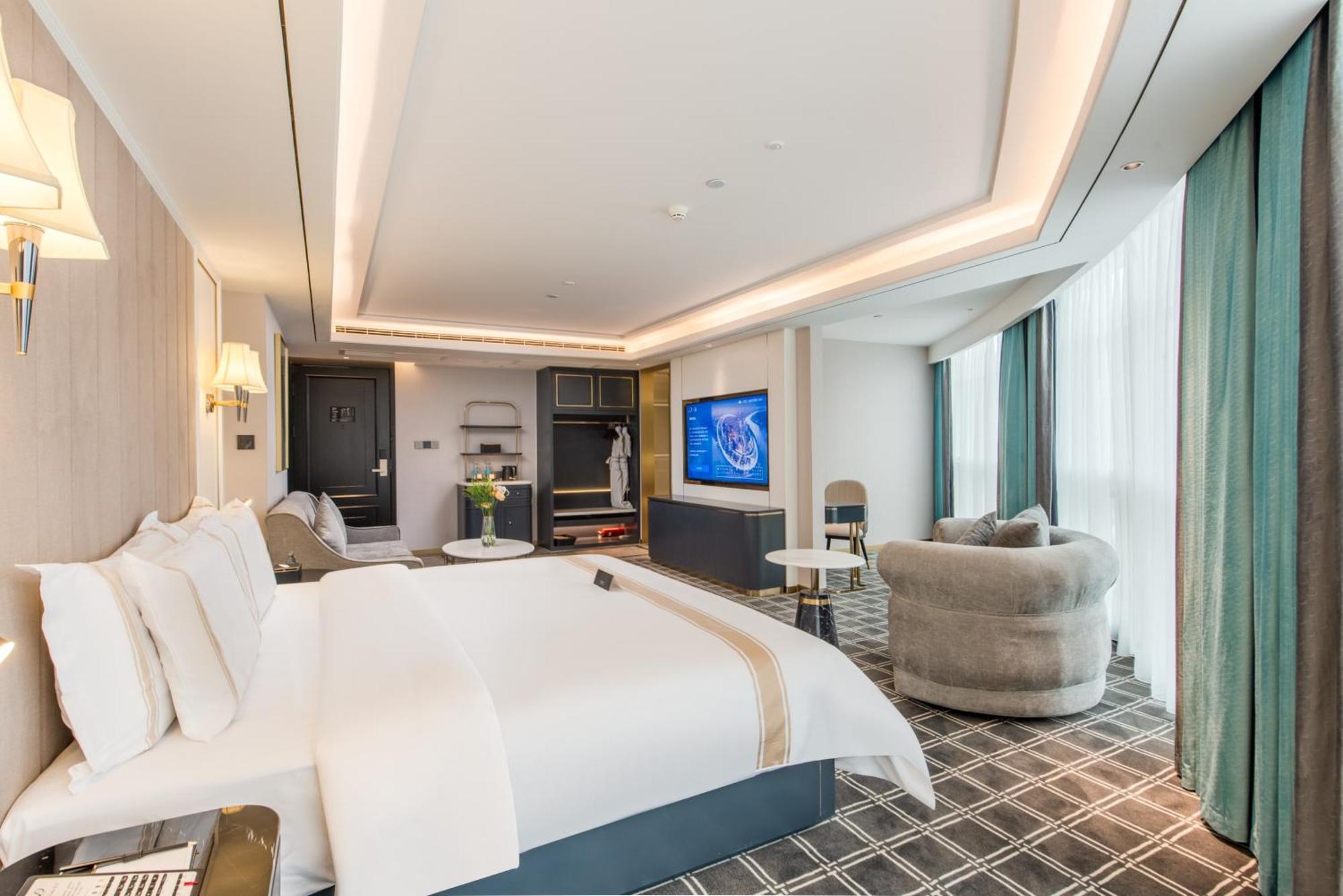 Xana Deluxe Xintang South High-speed Railway Station Hotel