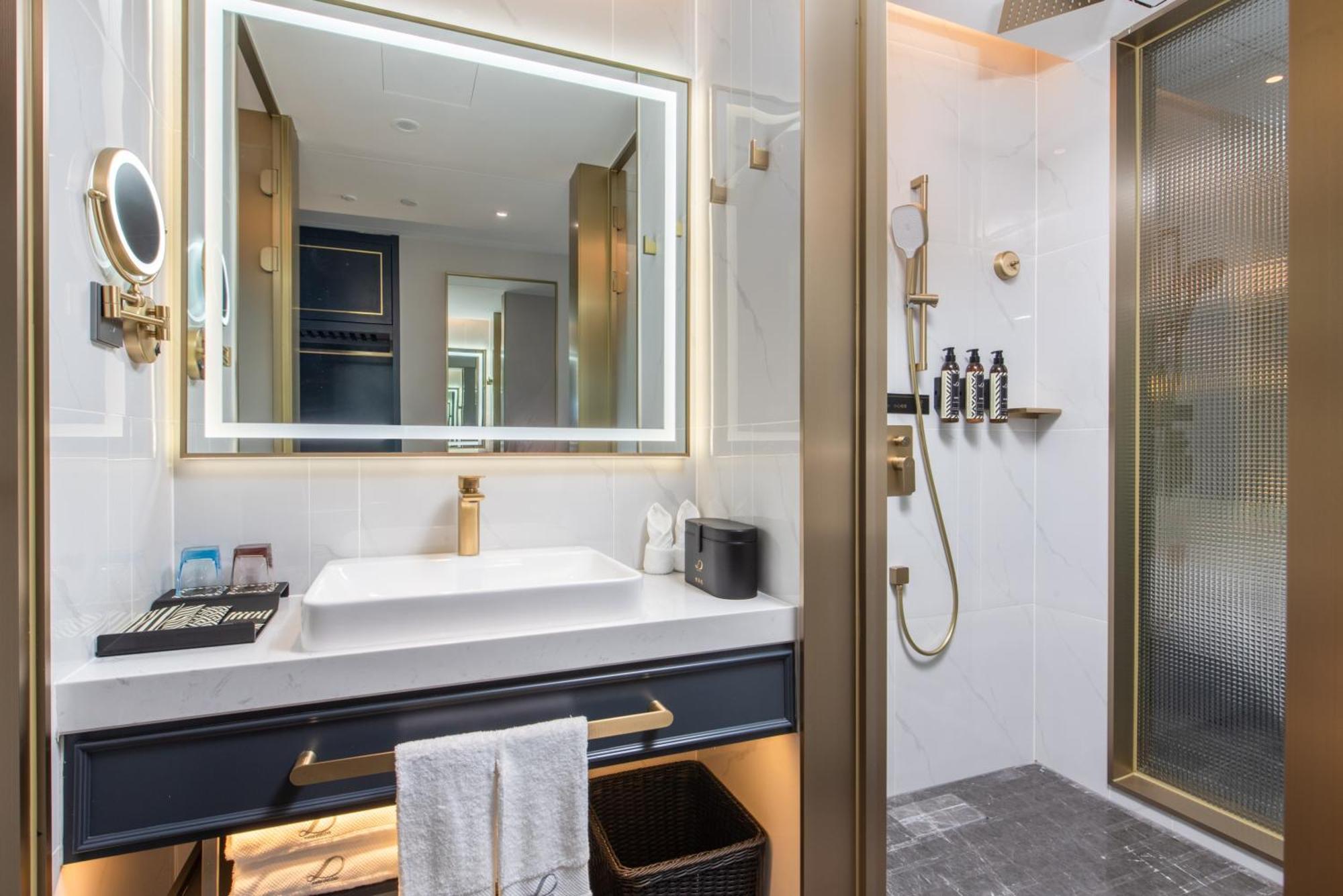 Xana Deluxe Xintang South High-speed Railway Station Hotel 4*