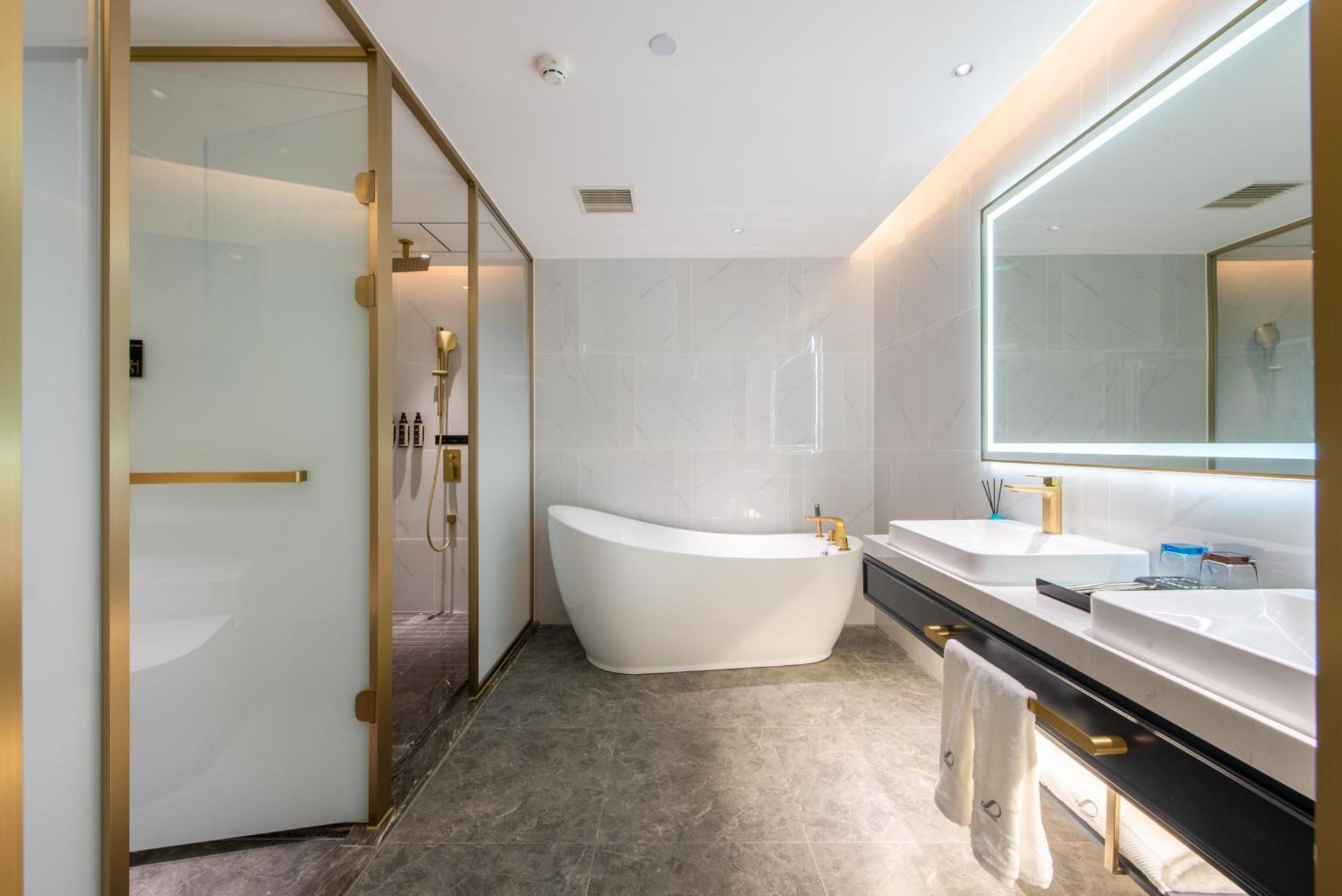 Hotel Xana Deluxe Xintang South High-speed Railway Station 4*