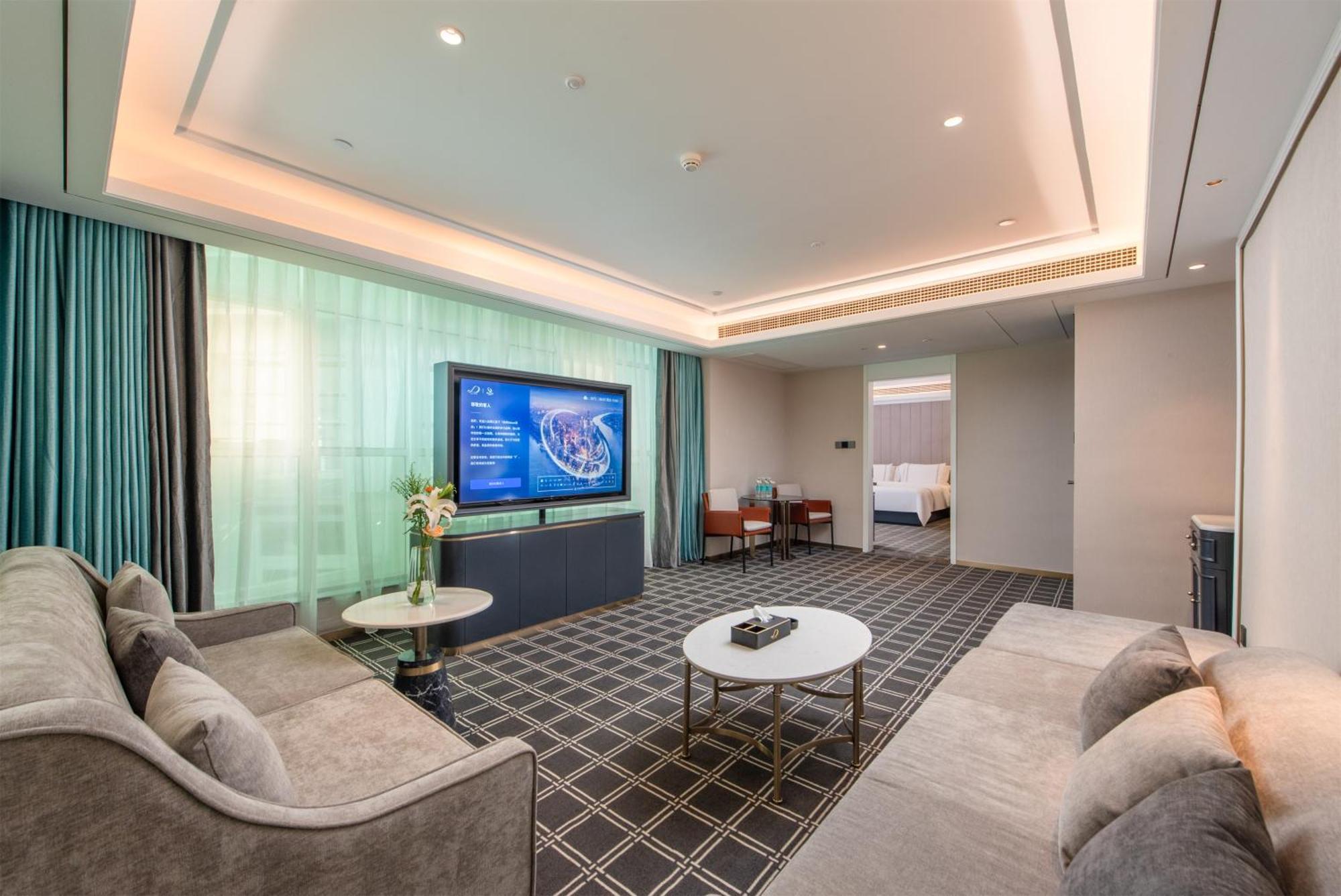 Hotel Xana Deluxe Xintang South High-speed Railway Station 4*