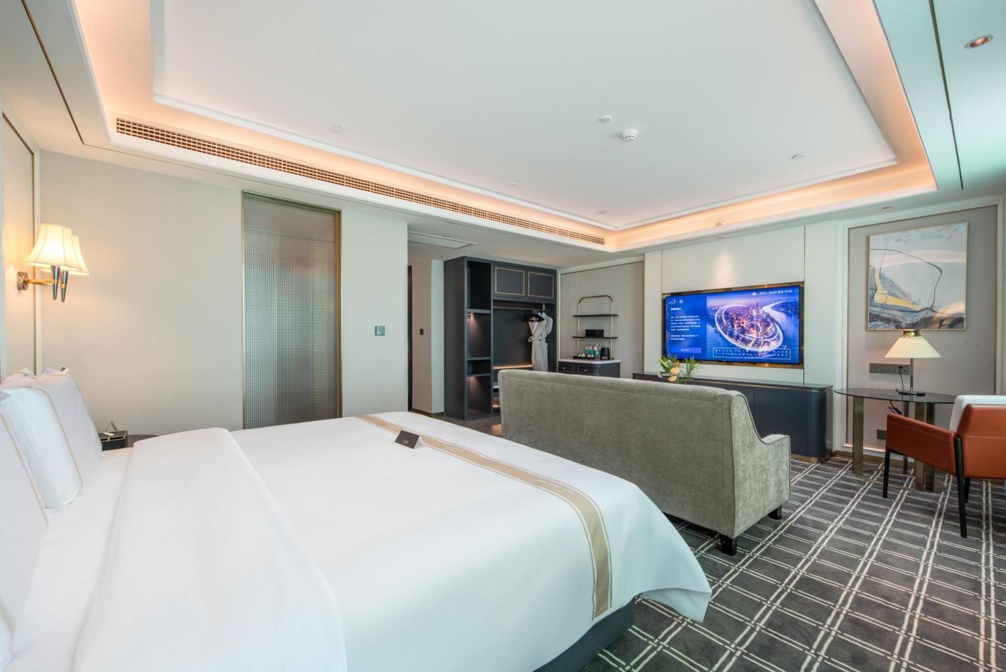 Xana Deluxe Xintang South High-speed Railway Station Hotel