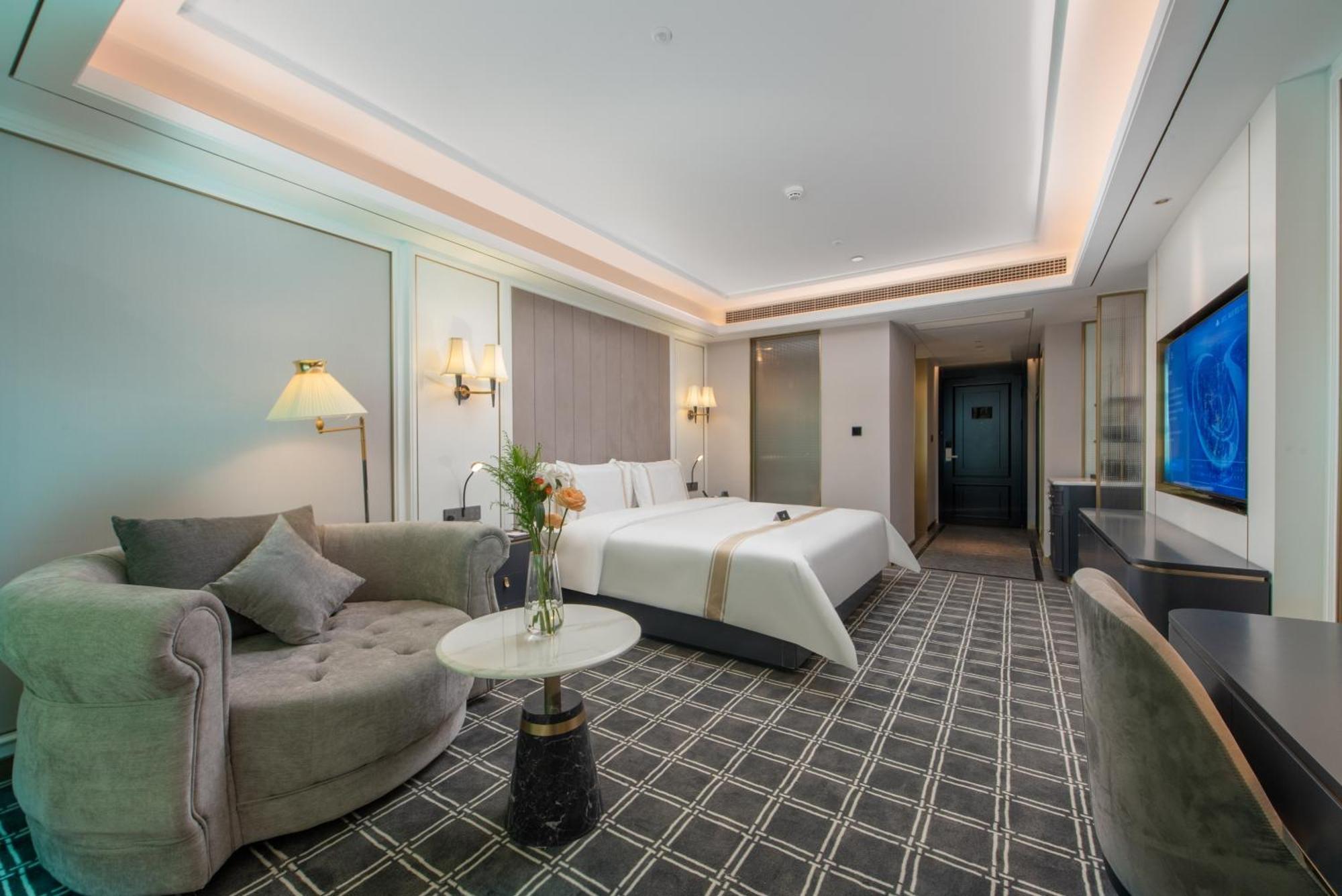 Xana Deluxe Xintang South High-speed Railway Station 4*