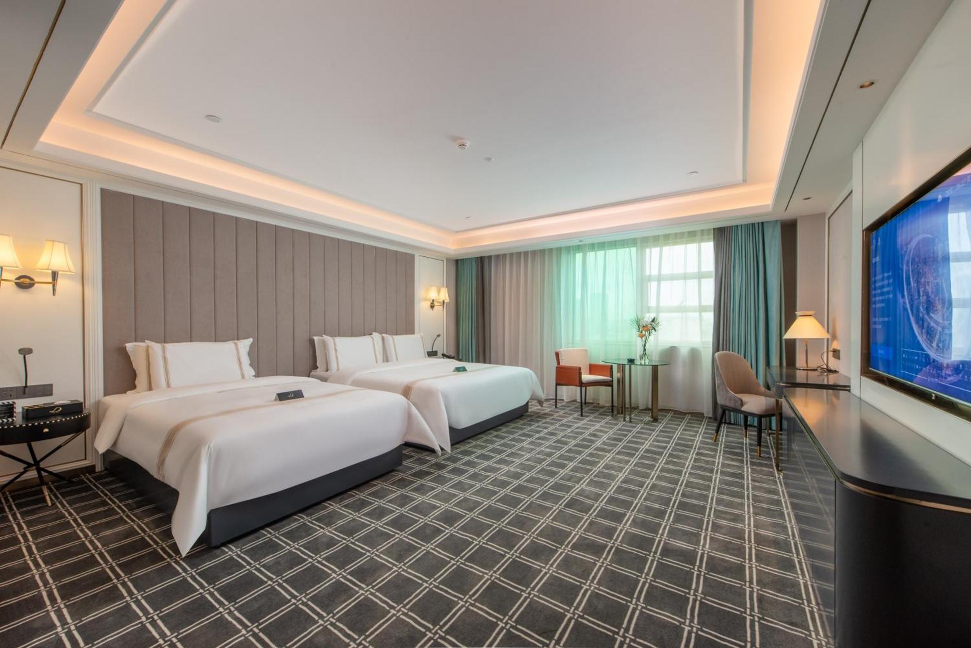 Xana Deluxe Xintang South High-speed Railway Station Hotel 4*