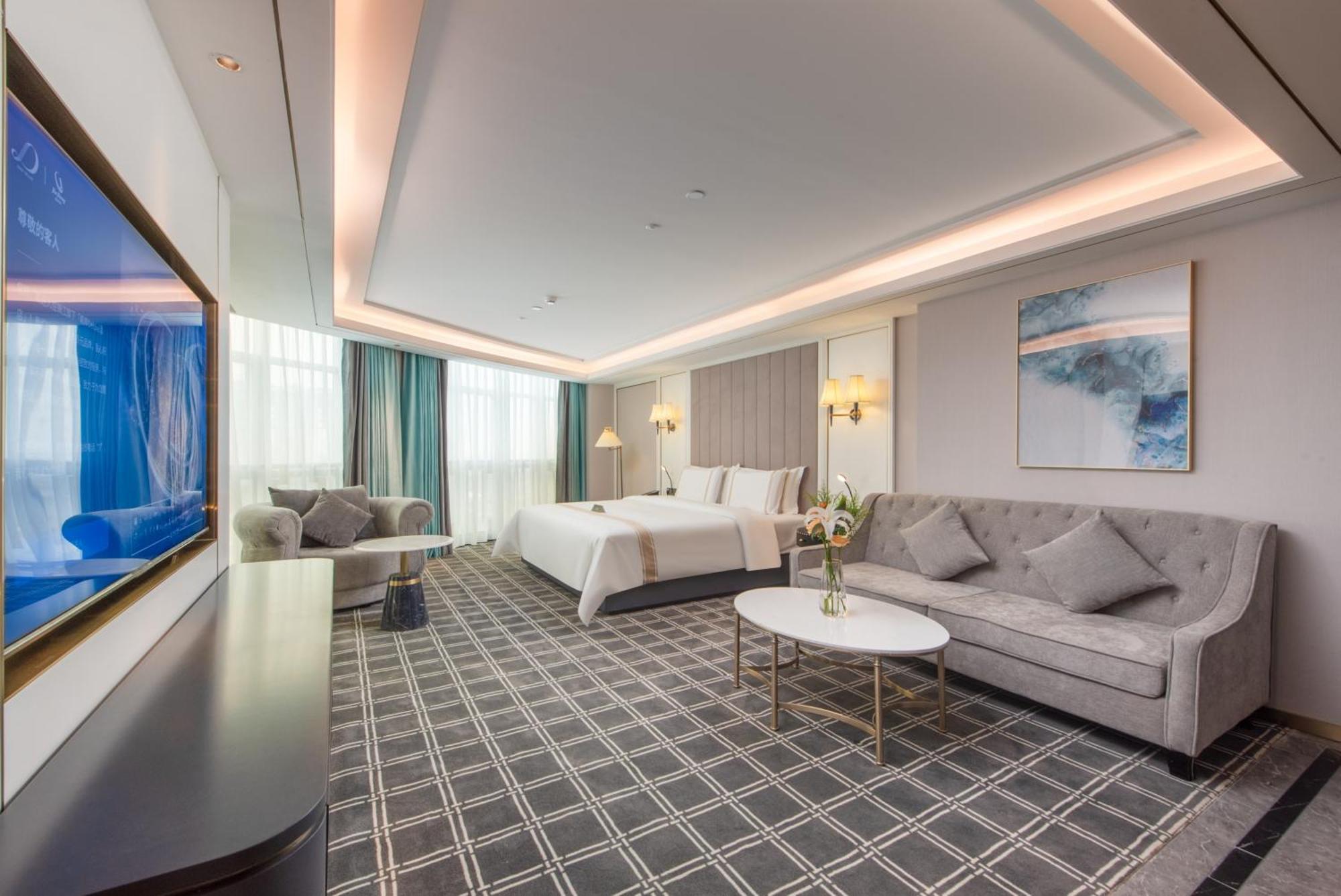 Xana Deluxe Xintang South High-speed Railway Station Hotel