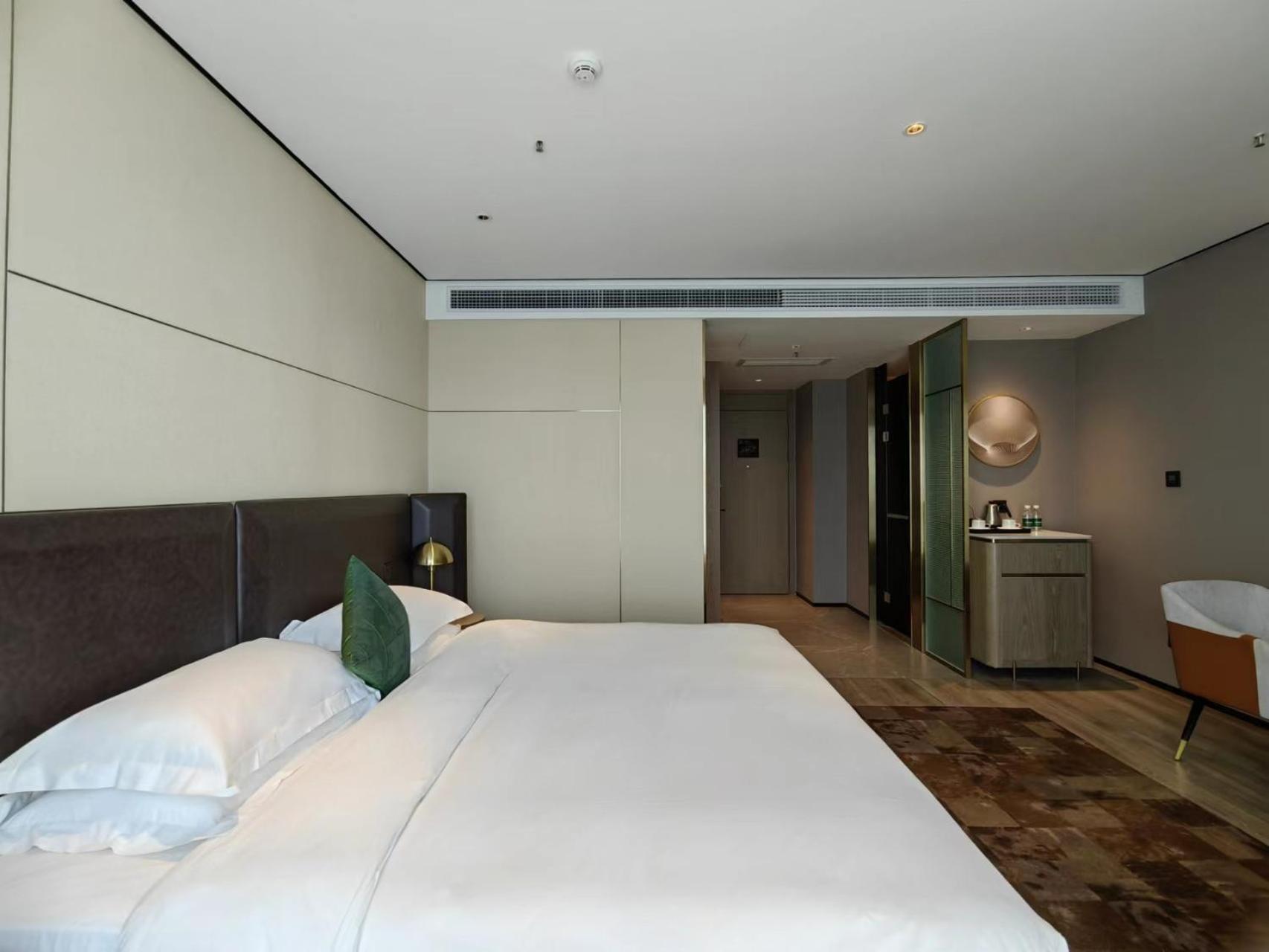 Jun Ming Happy World Yishang Hotel,
